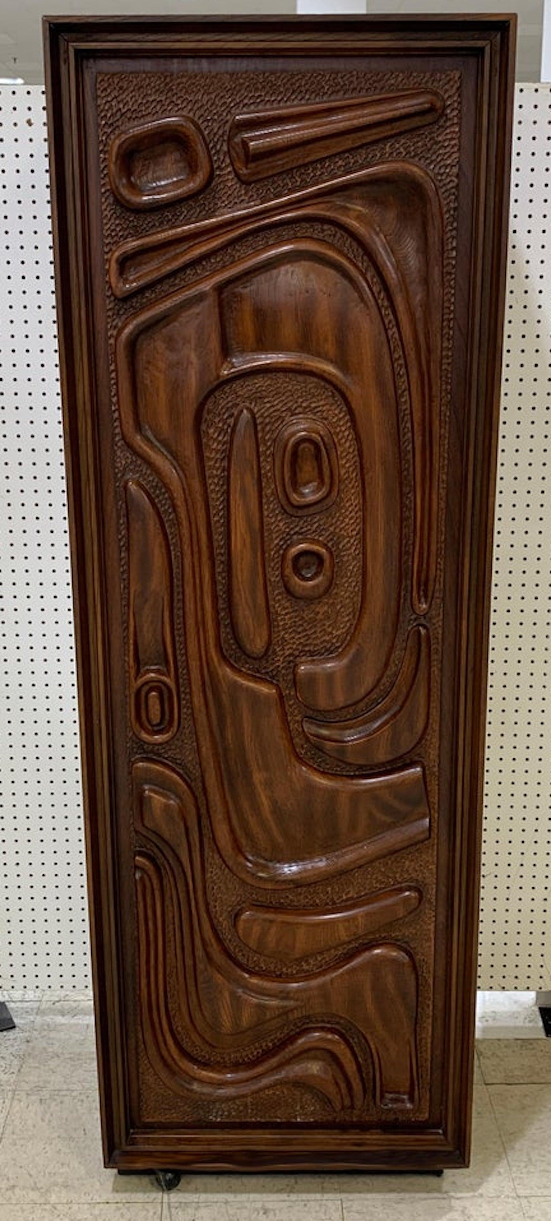 Mad Men Witco Trockenbar, von Pulaski Furniture Corporation. Seltene Form, die von der Pulaski Furniture Corporation bestellt wurde. Die einteilige Tür mit Rollen gibt den Blick frei auf einen hellen, verspiegelten und lackierten, 16