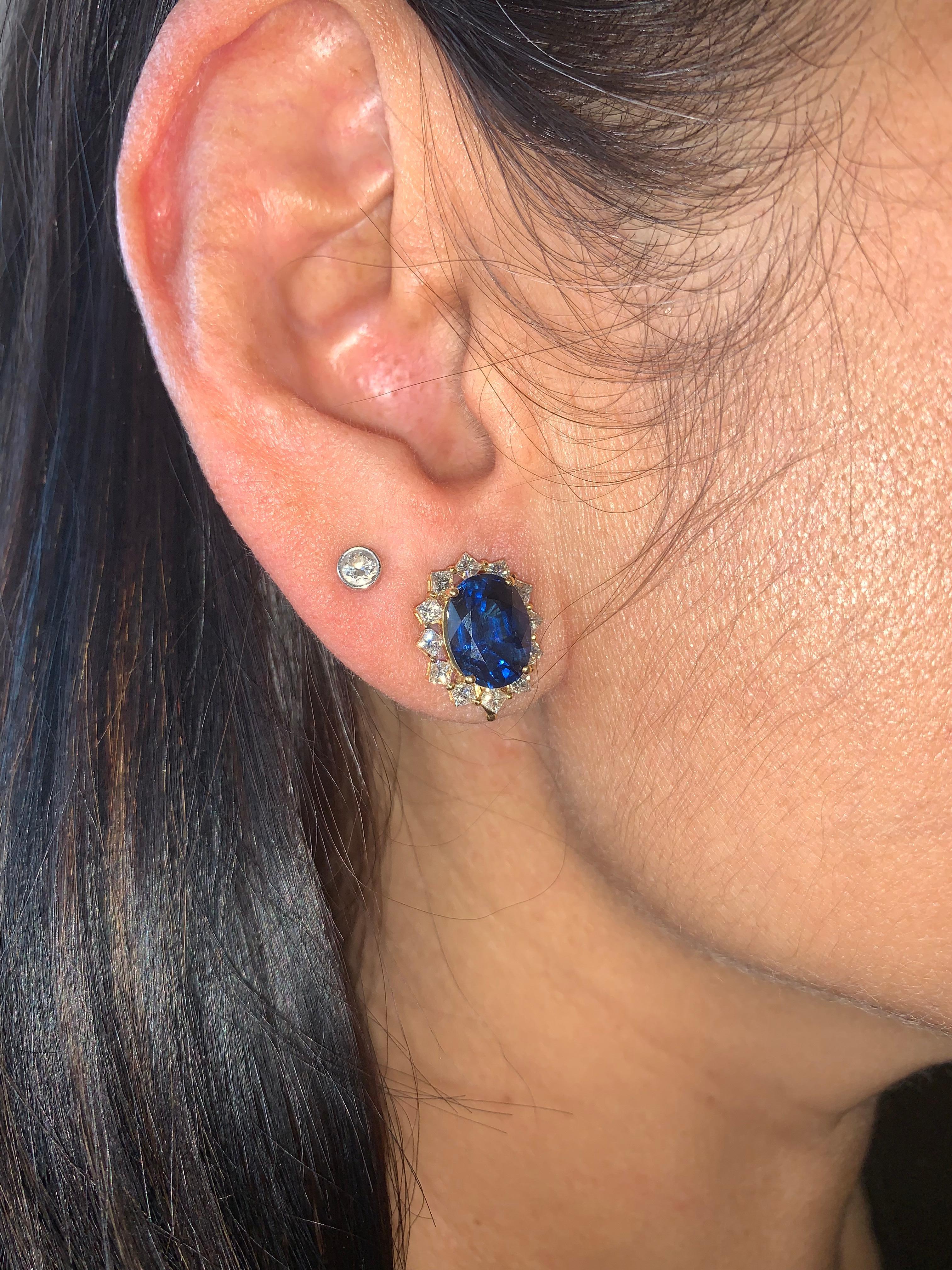 Elegante blaue Saphir-Ohrstecker, die Spaß machen. Ein klassisches Paar Ohrringe, das durch seine Fassung aus Gelbgold einen Hauch von Design erhält und damit einen wahrhaft königlichen Look. 

Blauer Saphir-Ohrstecker mit Diamant aus 18 Karat