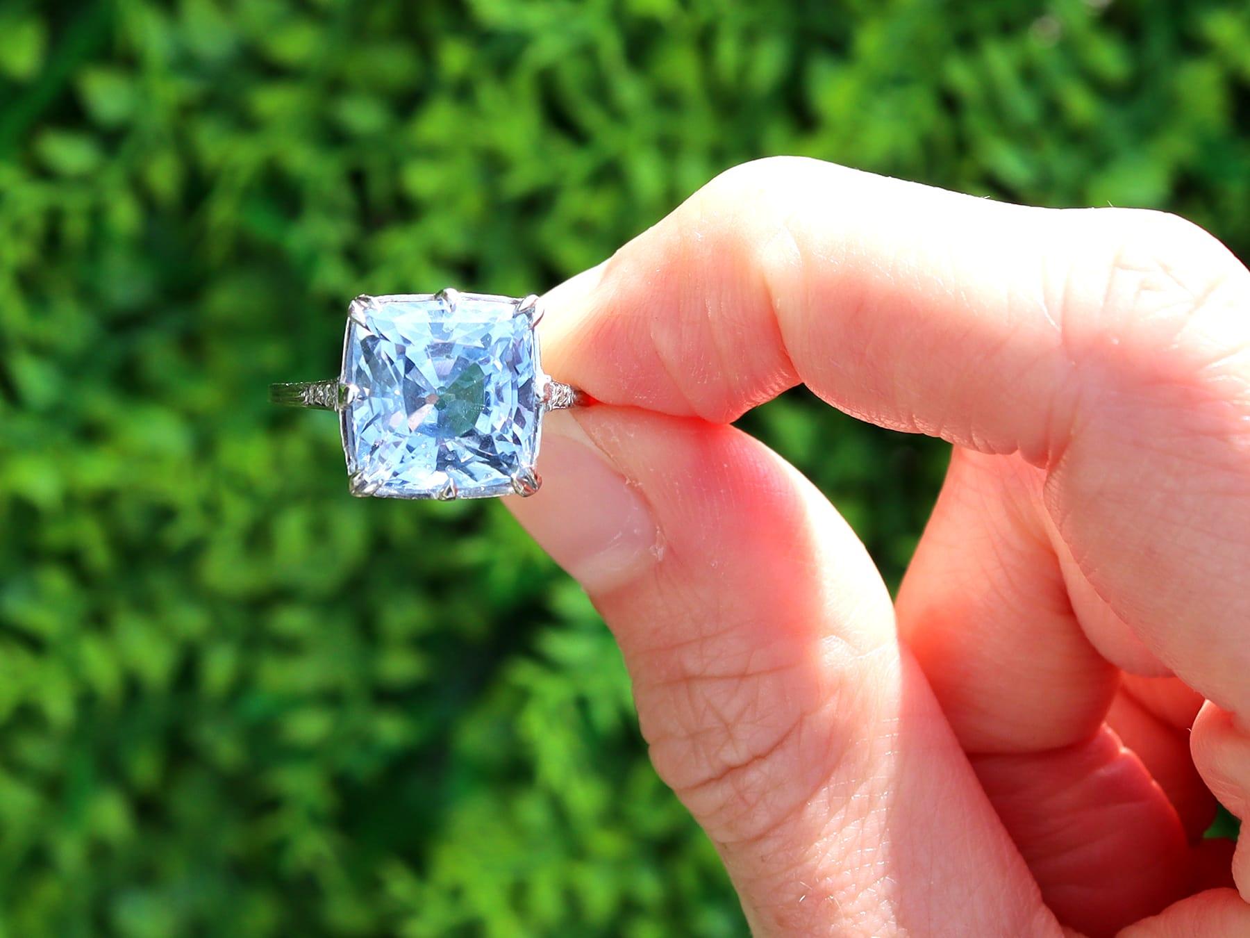 Uno splendido, raffinato e imponente anello in platino con zaffiro blu fiordaliso del Madagascar da 8,80 carati e diamante da 0,06 carati; fa parte della nostra collezione di anelli di fidanzamento con zaffiro.

Questo splendido anello di