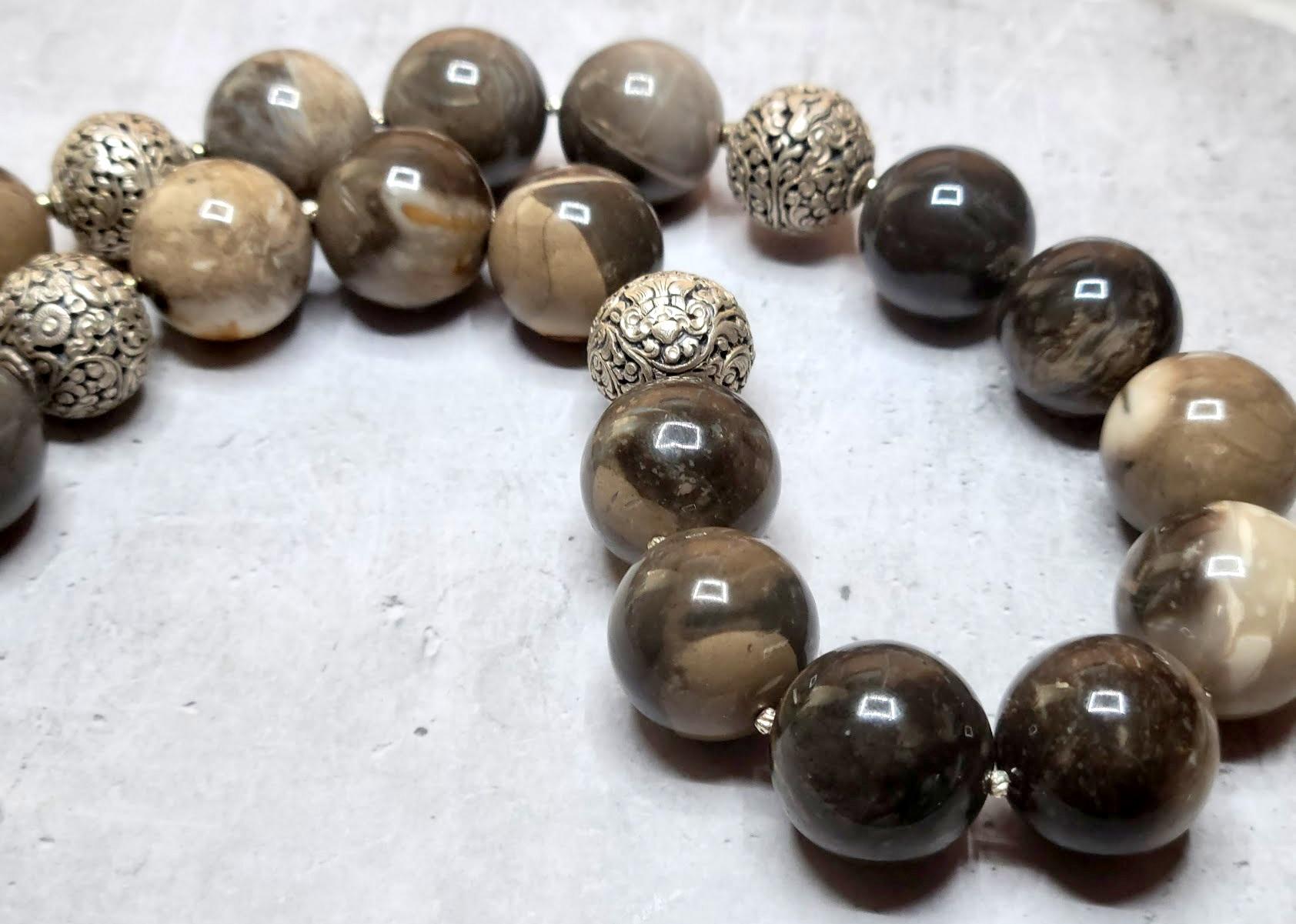 Questi opali al cioccolato e caffè sono un piacere da guardare. L'abbondanza di colori della terra li rende accattivanti.
Ecco un'incantevole fiamma di opale marrone; alcuni scelgono di chiamarla opale al cioccolato. Questo tipo di opale non