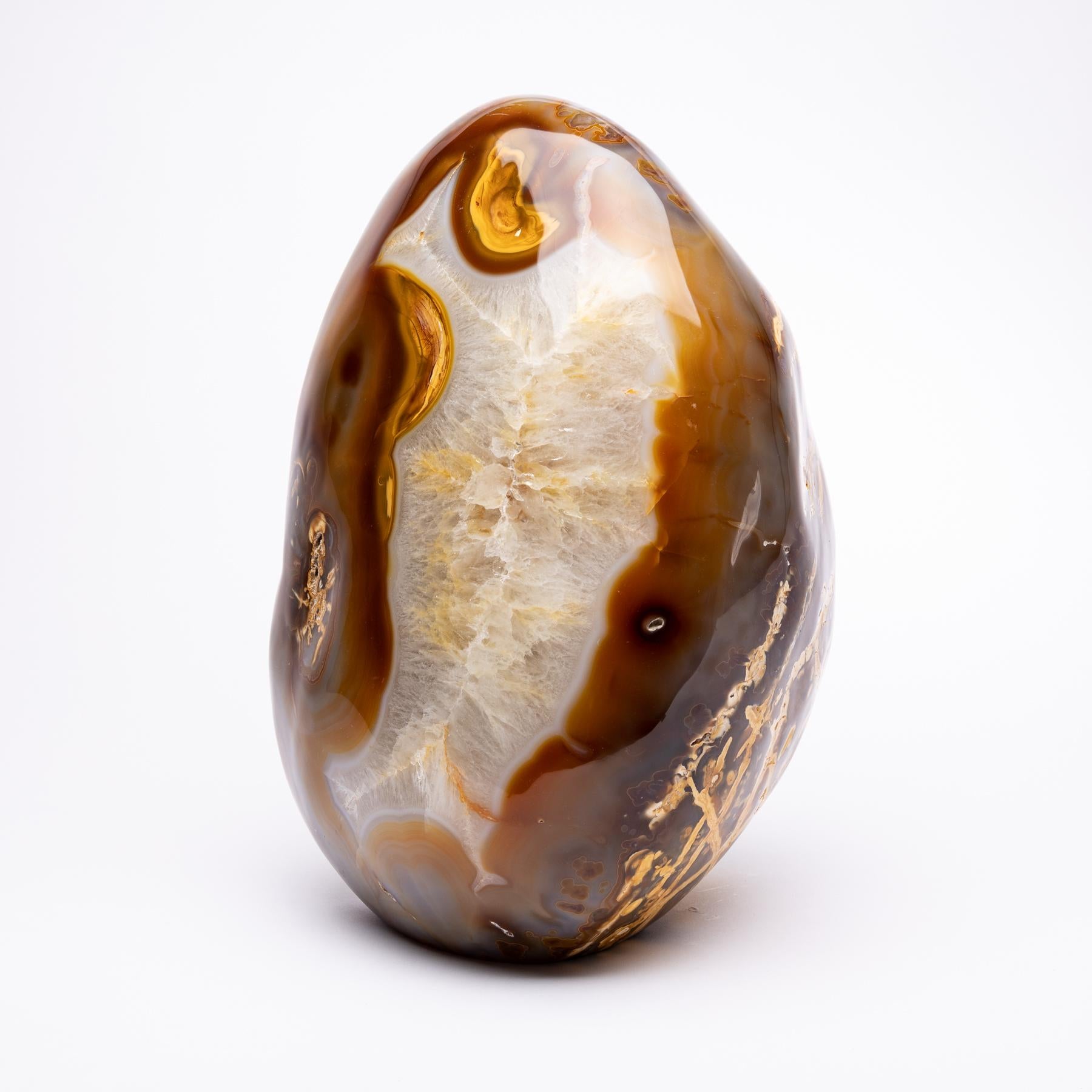 Origen: Madagascar,
Colors: White, brown, beige, honey
Agates are formed in rounded nodules, which are sliced open to bring out the internal pattern hidden in the stone. Their formation is commonly from depositions of layers of silica filling