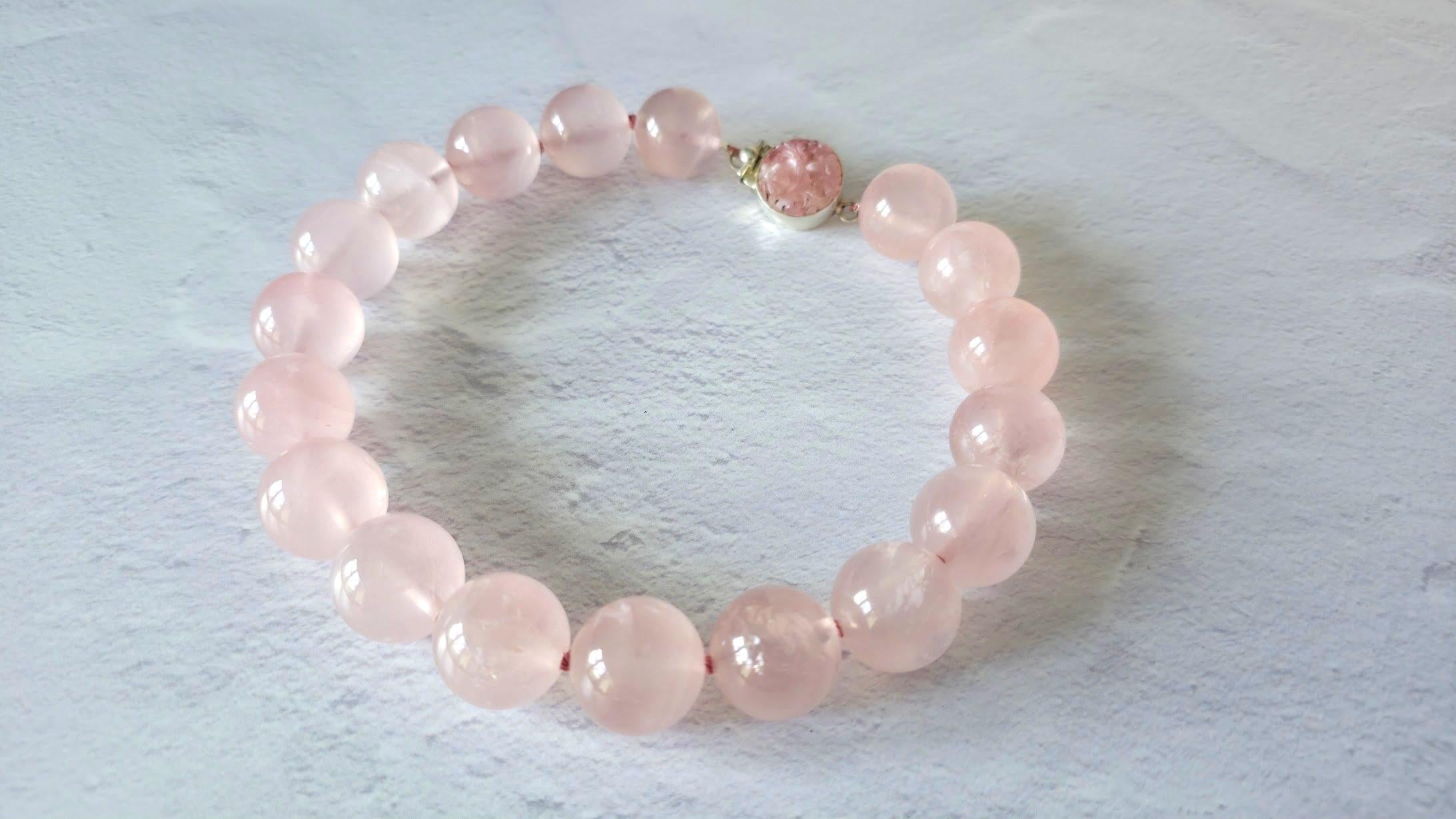Ti presentiamo una collana davvero unica e accattivante, realizzata con uno squisito quarzo rosa ice del Madagascar. Essendo una delle varietà di quarzo più belle e ambite, il quarzo rosa del Madagascar di alta qualità è raro e sempre molto