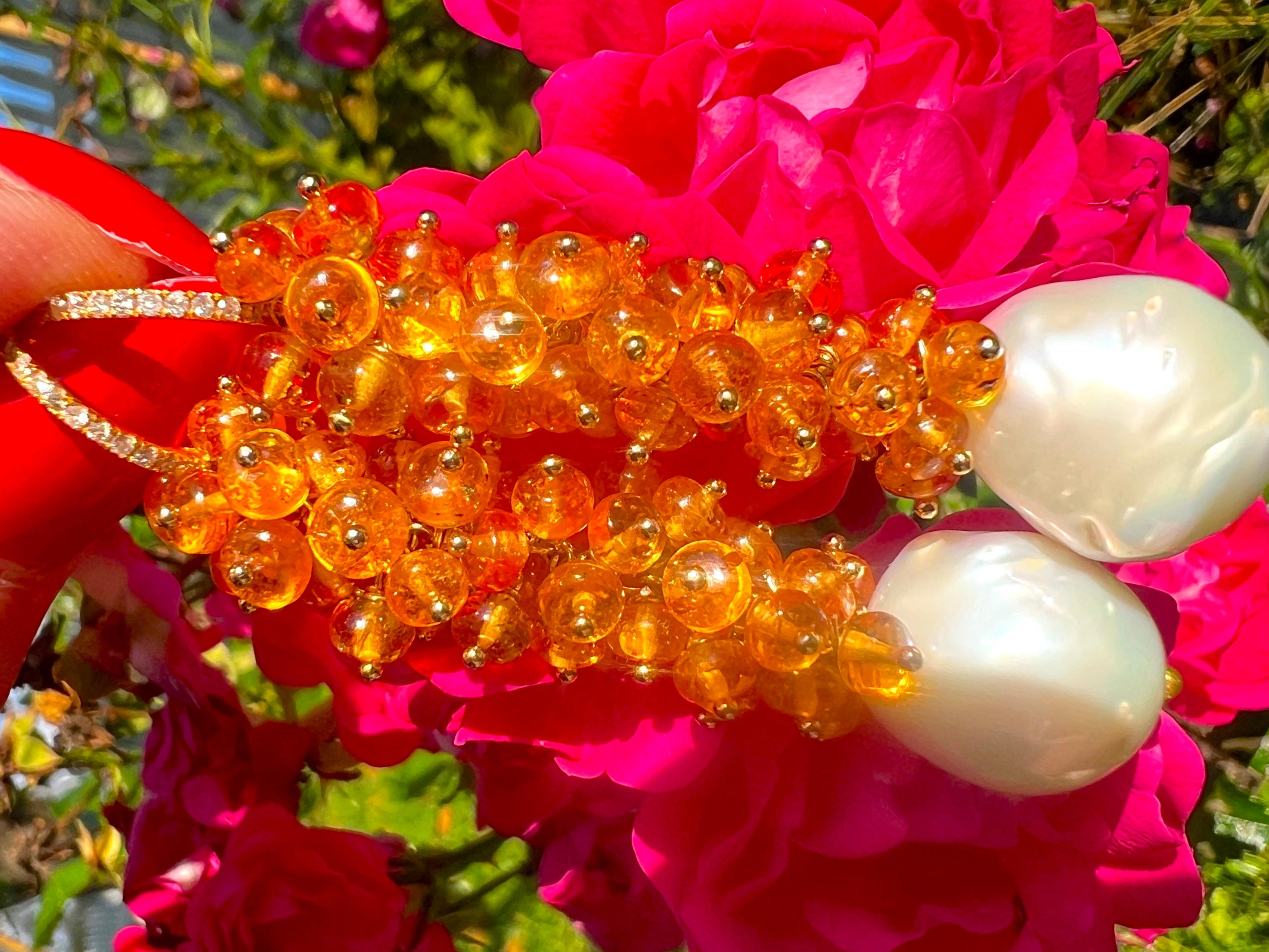 Pendientes de granate naranja mandarina espesartita de Madagascar y perlas barrocas de los Mares del Sur en Nuevo estado para la venta en Astoria, NY