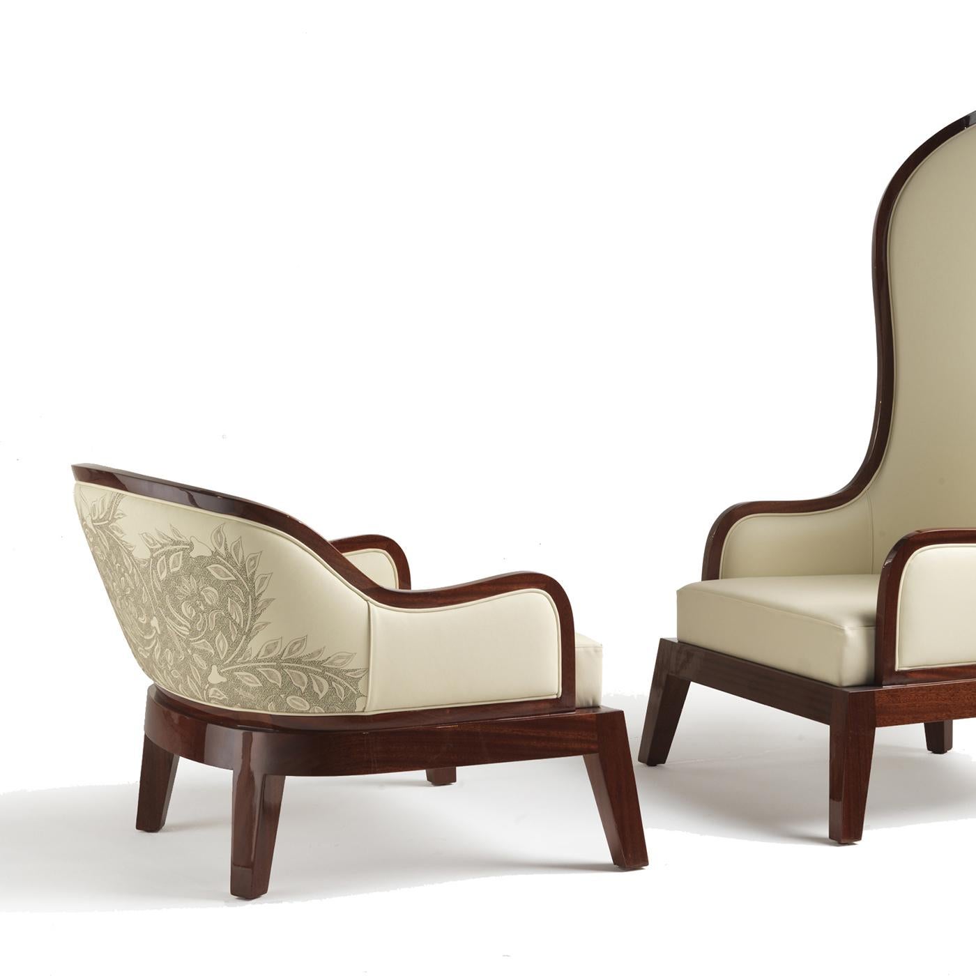 An ideal piece to lounge with a good book or enjoy the company of friends and family after dinner, this armchair features a stunning combination of comfort and elegant design. The structure in wood is finished in a rich mahogany shade that contrasts