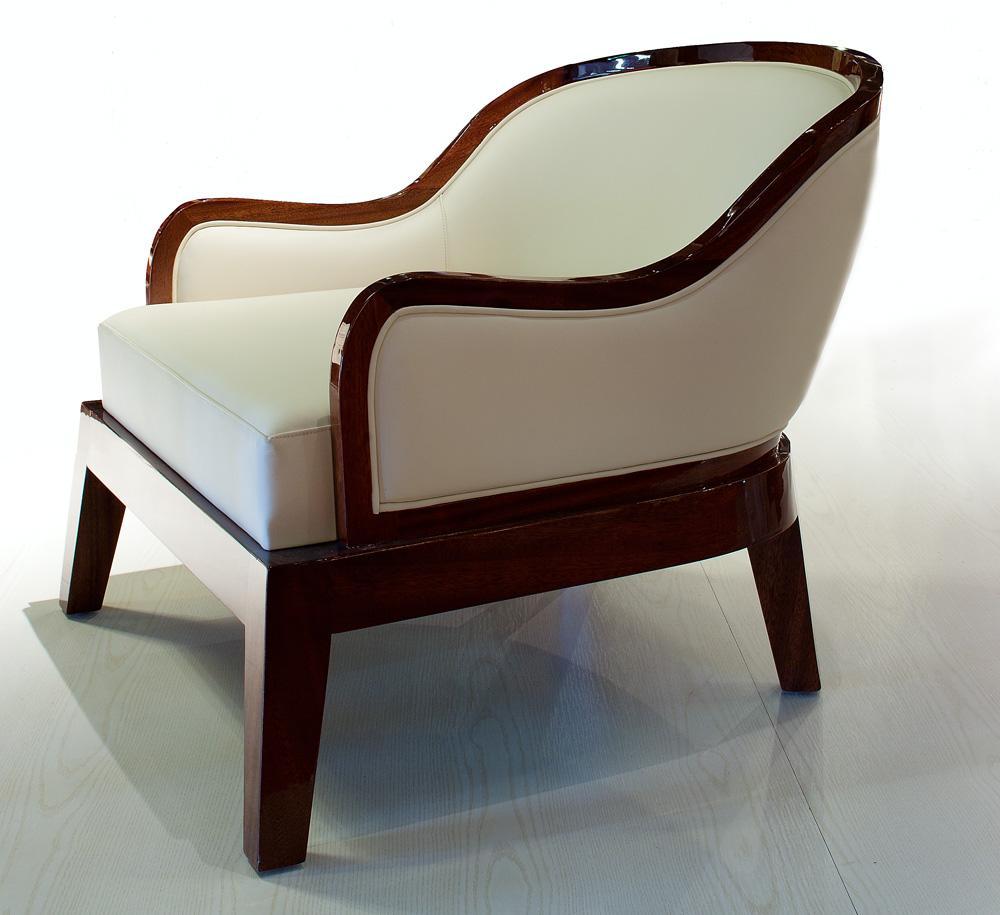 Polished Madama Low Brown Cream Wooden Armchair in Shiny Mahogany and Leather  For Sale
