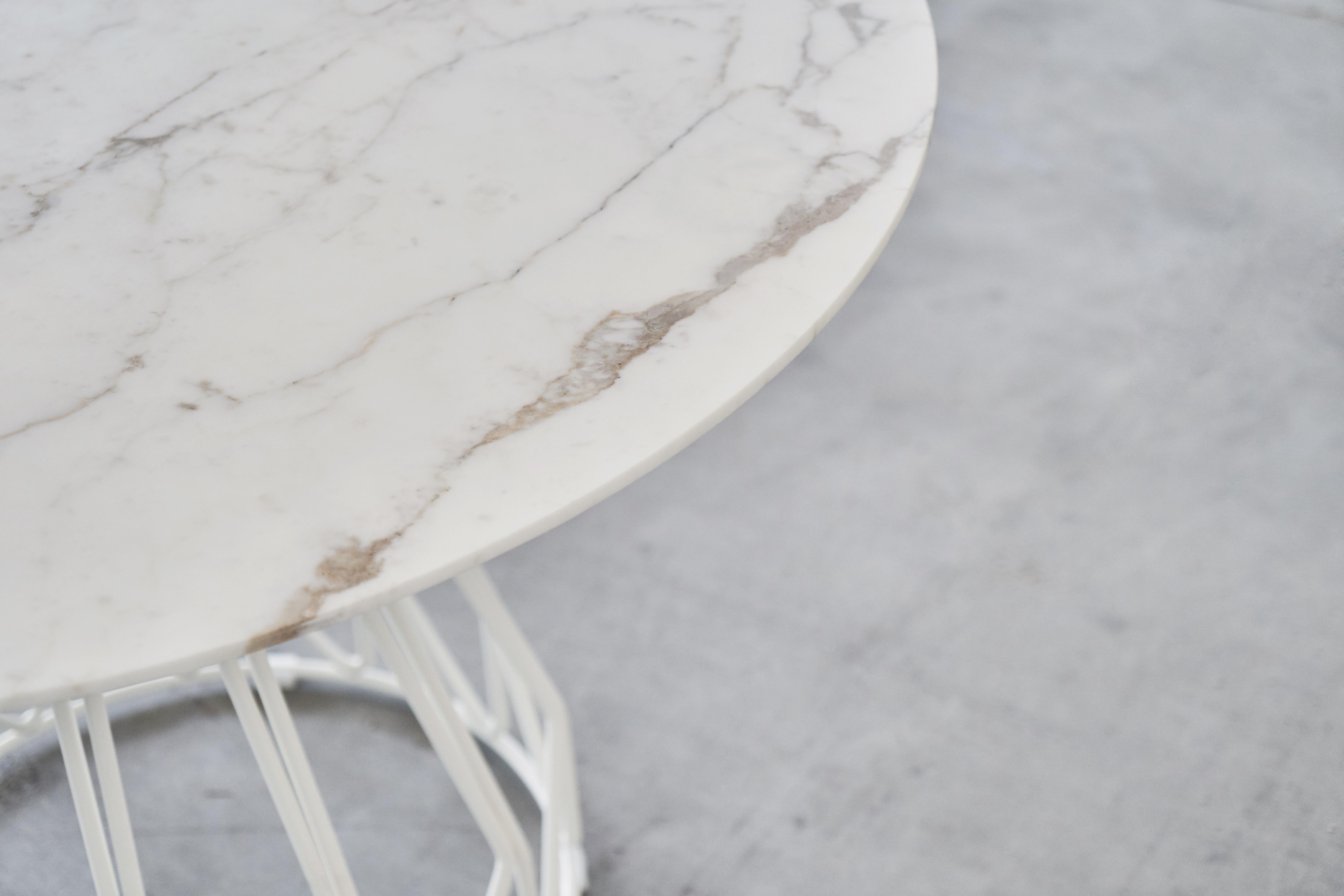 Metal Madama White Carrara Marble Table by LapiegaWD