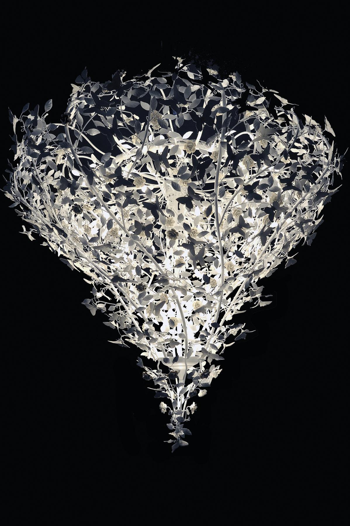 LAMPADARIO A FARFALLA MADAME - 24 LUCI

Villari - Fatto a mano in Italia - 220-240V

Entra nel mondo della grandezza senza tempo con il lampadario Madame Butterfly, un maestoso capolavoro a 24 luci meticolosamente realizzato a mano in porcellana