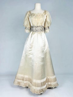 Abito da sposa in raso di seta color champagne in stile edoardiano, di Madame Ernest, intorno al 1900