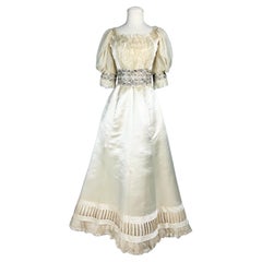 Abito da sposa in raso di seta color champagne in stile edoardiano, di Madame Ernest, intorno al 1900