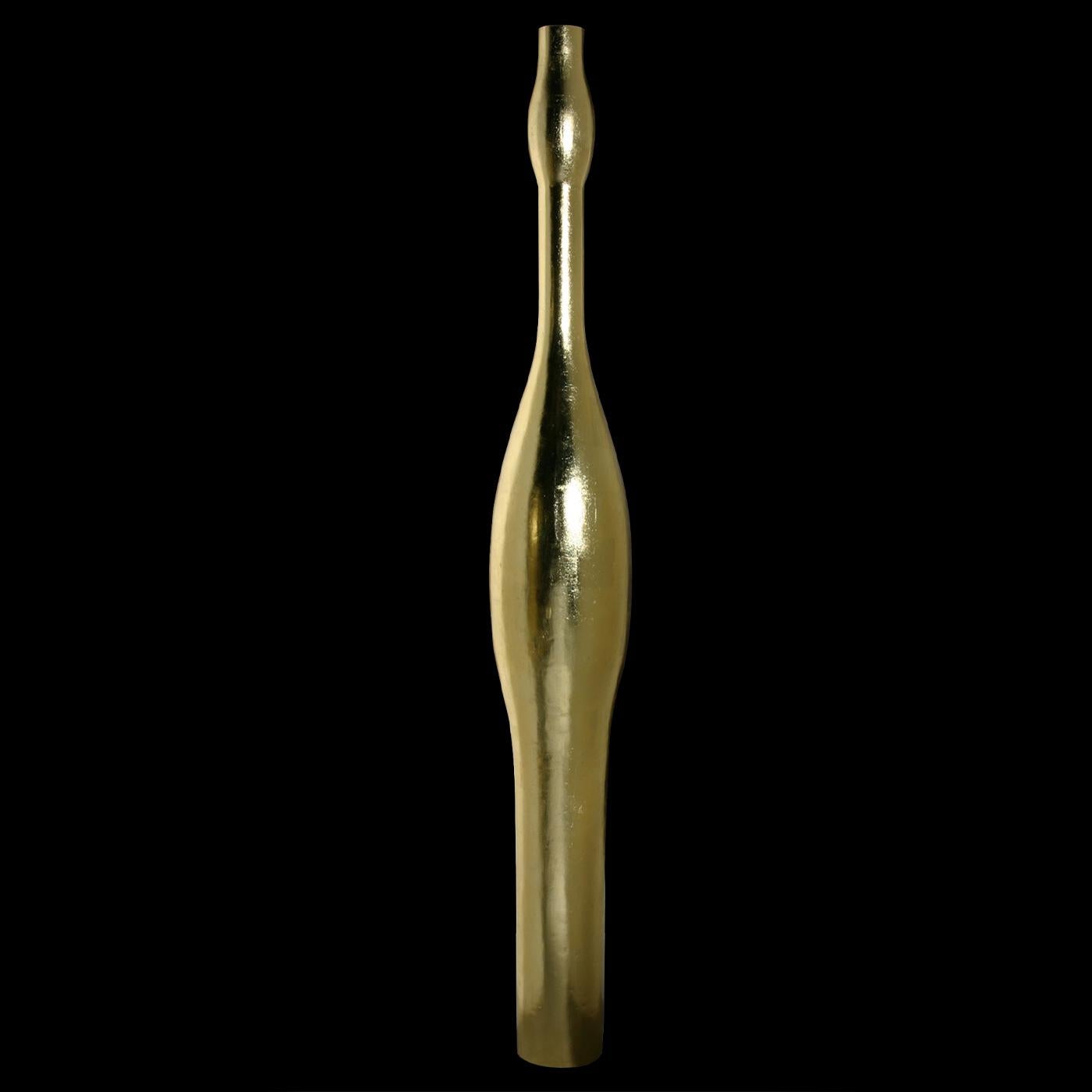 Evoking the shape of a female body, this statement-making vase boasts a tall silhouette (231cm) whose sinuous lines are enhanced by prized gold leaf. A collector's piece made entirely of resin, this vase will bring interest and shimmering elegance