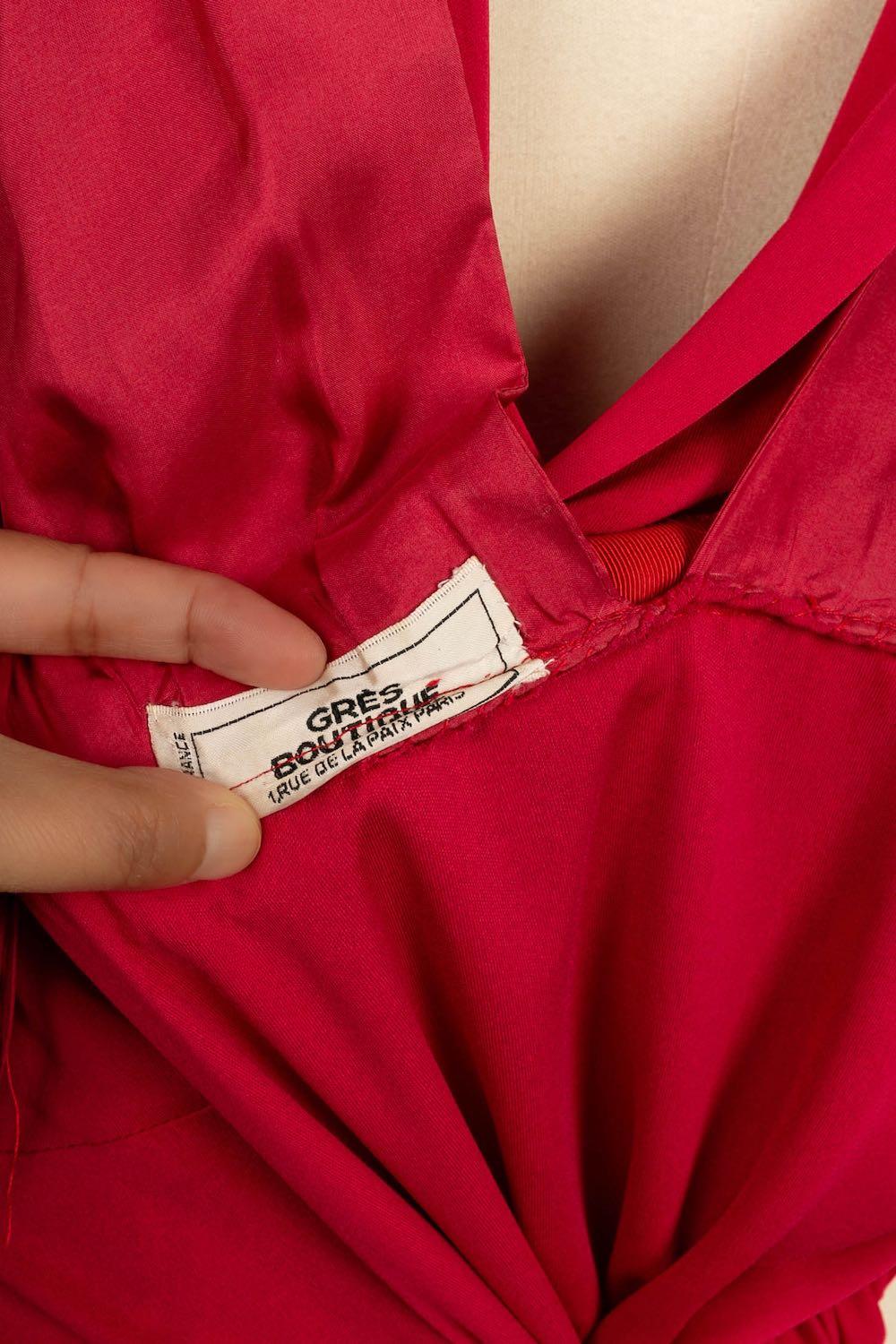 GREY -Long draped dress in red jersey. No size indicated, corresponds to a 36FR. To note, presence of blue marks on the jersey.

Condition:
Good condition

Dimensions:
Size: 34 cm - Length: 138 cm

SKU:VR193

Grès
The fashion house Grès, founded by