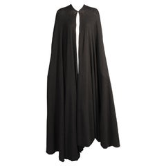 Madame Gres Cape de soirée haute couture en angora noir et laine mélangée Pièce de livre