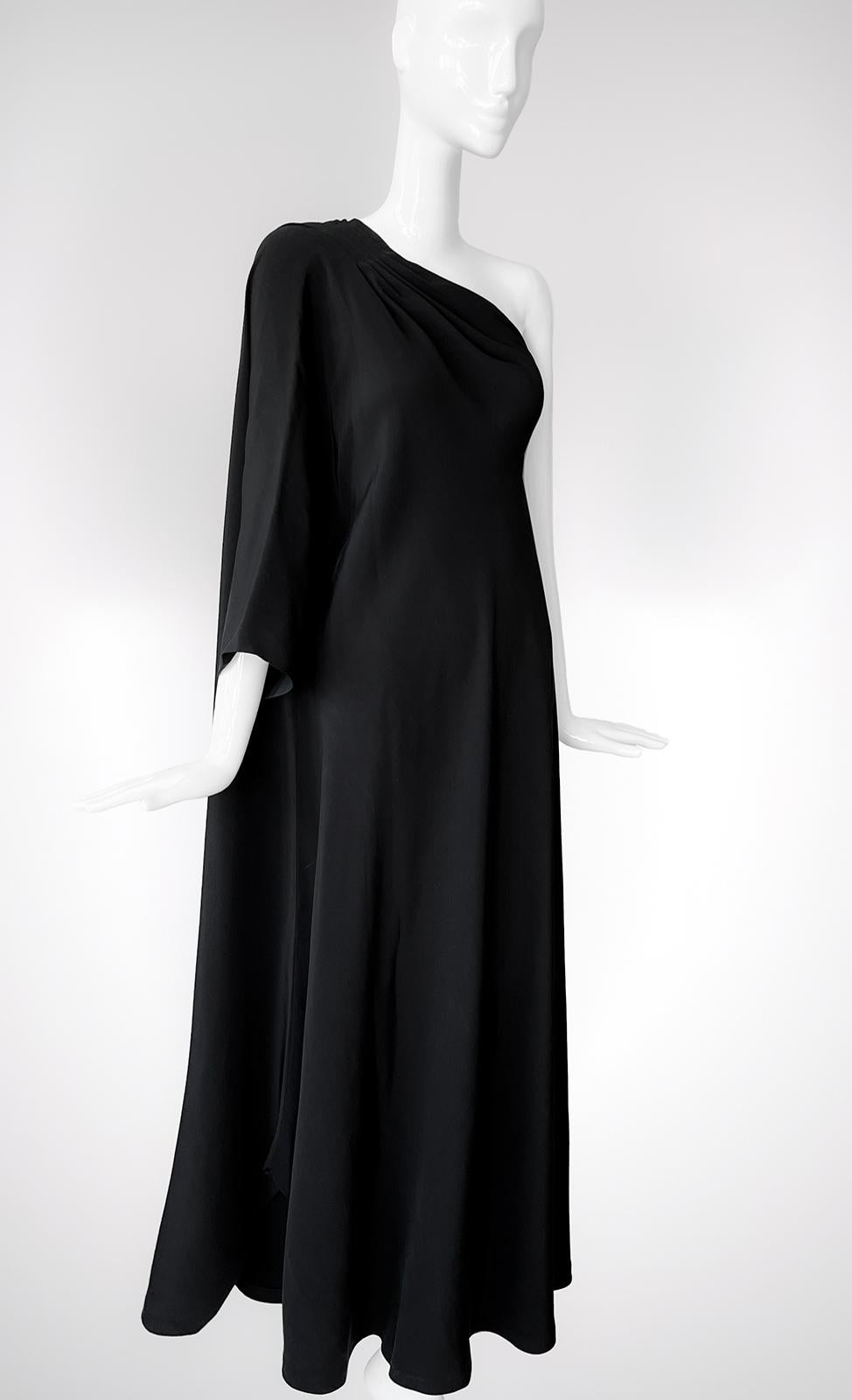 La grazia eterna di Madame Grès
Germaine Émilie Krebs era davvero un'artista che scolpiva il jersey di seta. I suoi design: arte da indossare. Abiti che evocavano antiche dee, plissettati con una precisione che sfidava il tempo e la gravità.