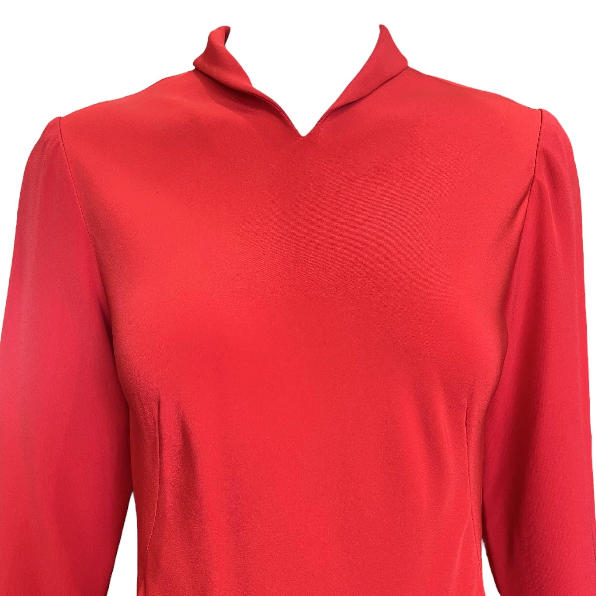Robe construite de manière créative par la fabuleuse Madame Grès. Robe de cocktail longueur genou en twill de soie rouge tomate. Des découpes et des coutures complexes confèrent à ce modèle une silhouette unique. Mini col marin et manches longues.