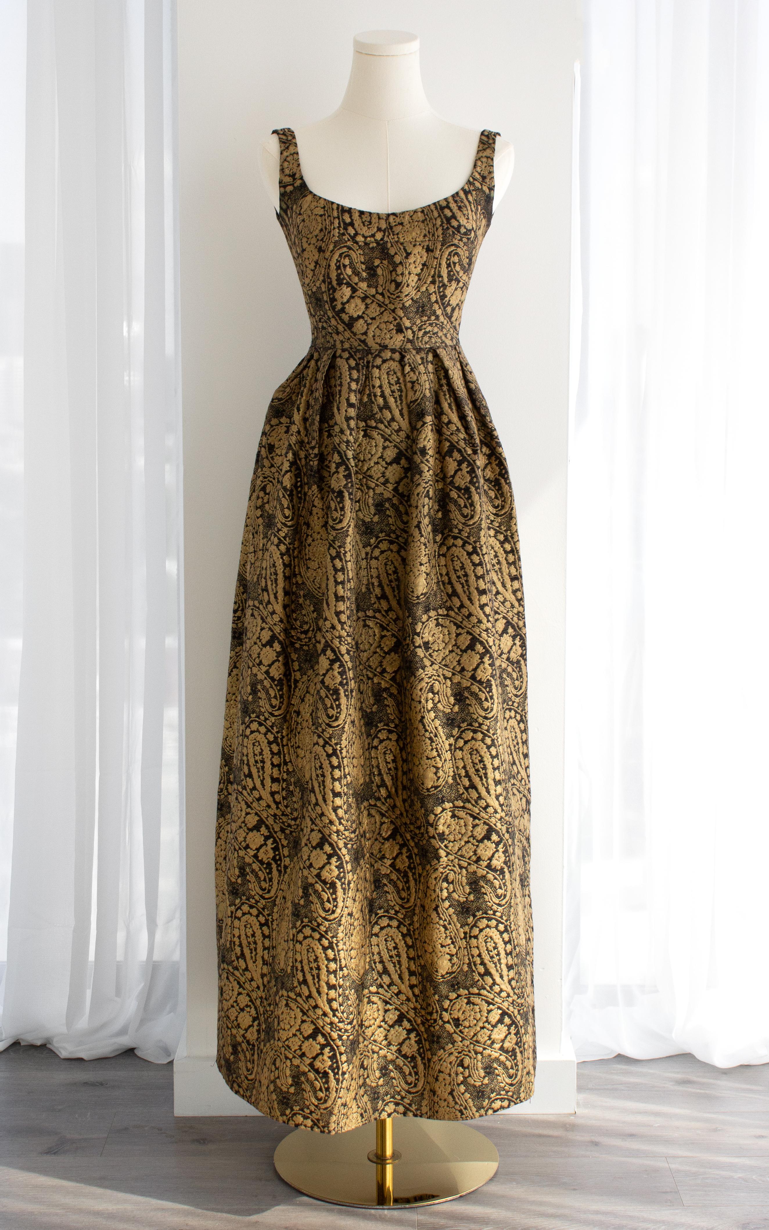 Stupendo abito vintage Madame Grès haute couture in broccato nero e oro. Drappeggiato e tagliato dalla stessa Madame Grès sul suo modello aderente da indossare per una serata. Viene fornito senza etichette ma include una fattura e un cartellino di