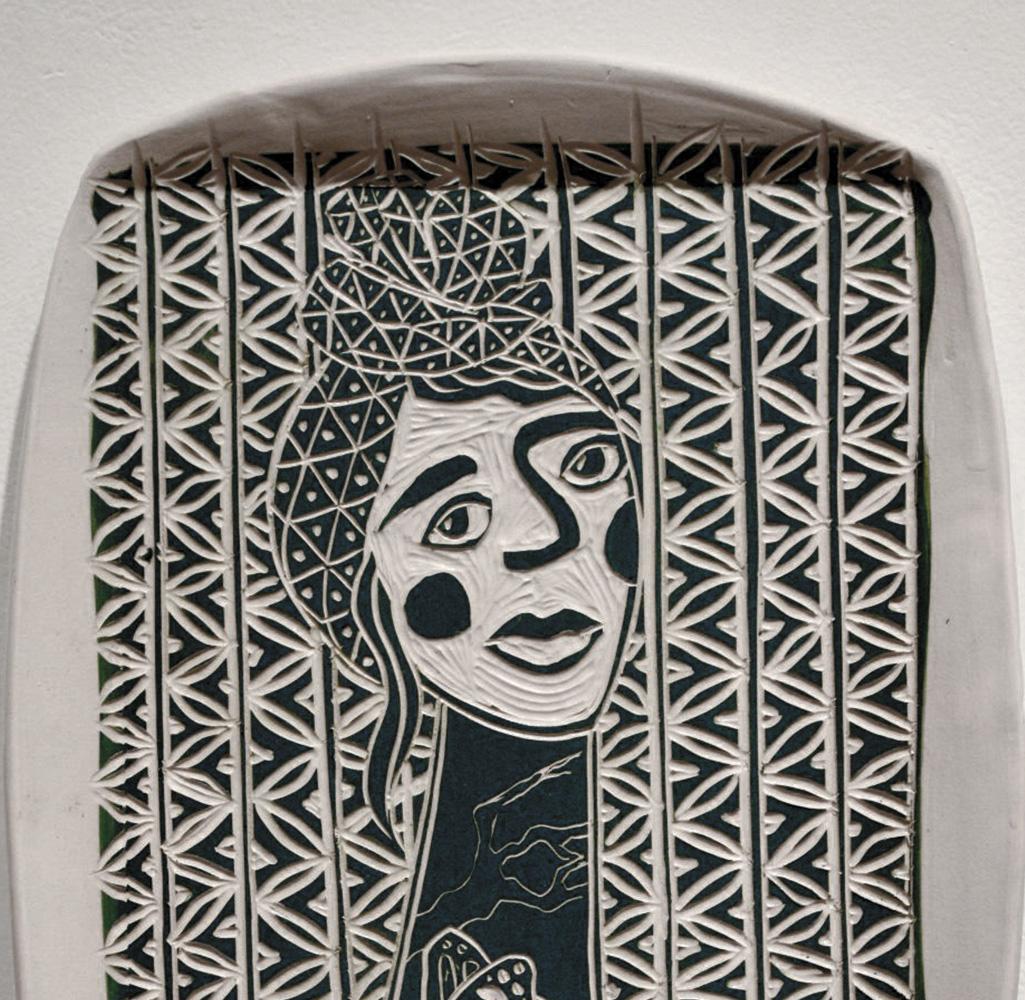 Monarchin-Porträt. Wandskulptur aus geschnitztem Porzellan (Moderne) im Angebot