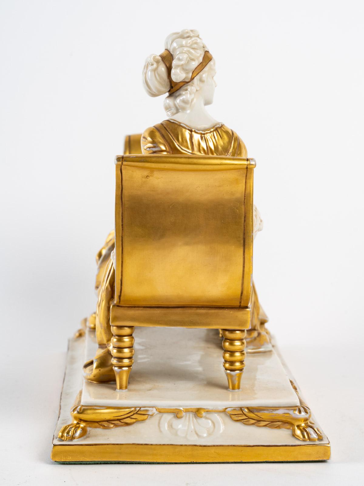 Madame Récamier en porcelaine blanche et or, XIXe siècle, période Napoléon III.
Mesures : H : 20 cm, L : 23 cm, P : 12 cm.
 