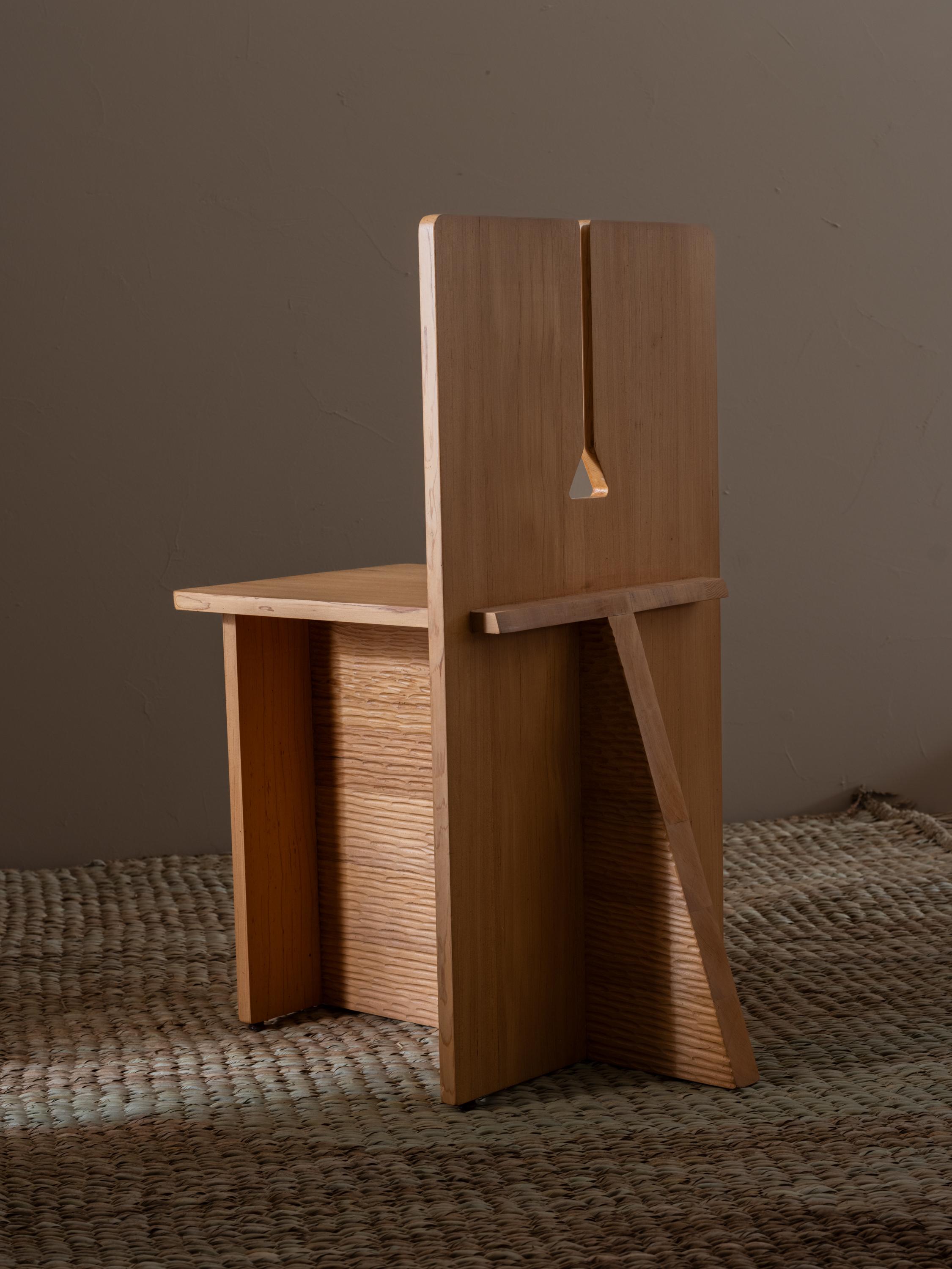 Mādda est un jeune studio de design d'objets d'intérieur profondément ancré dans la tradition artisanale du Maroc. 
La chaise 