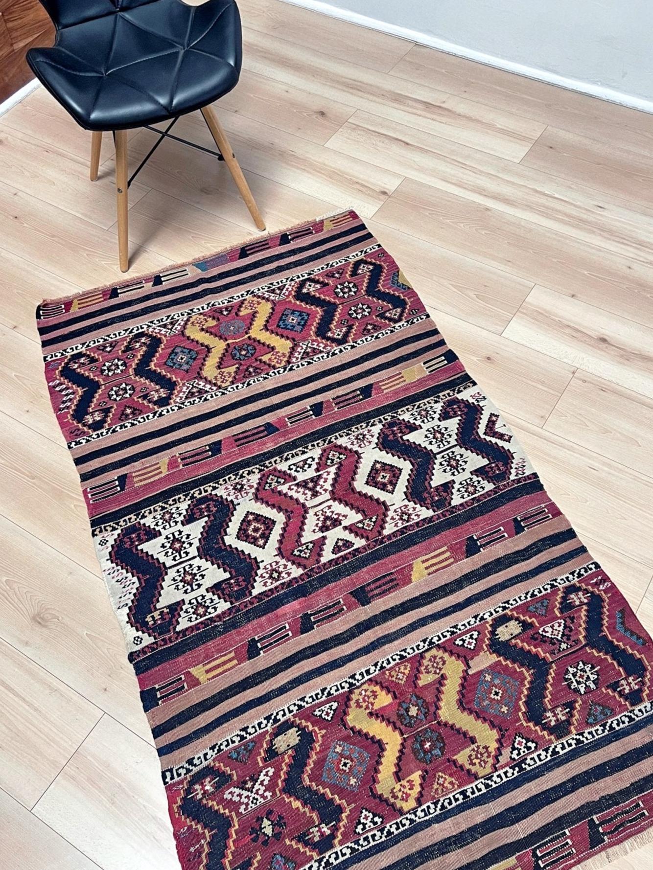 Tessuto a mano Kilim turco antico rosso polvere - Tappeto a trama piatta / Arte da parete (3'x5') - 1930s in vendita