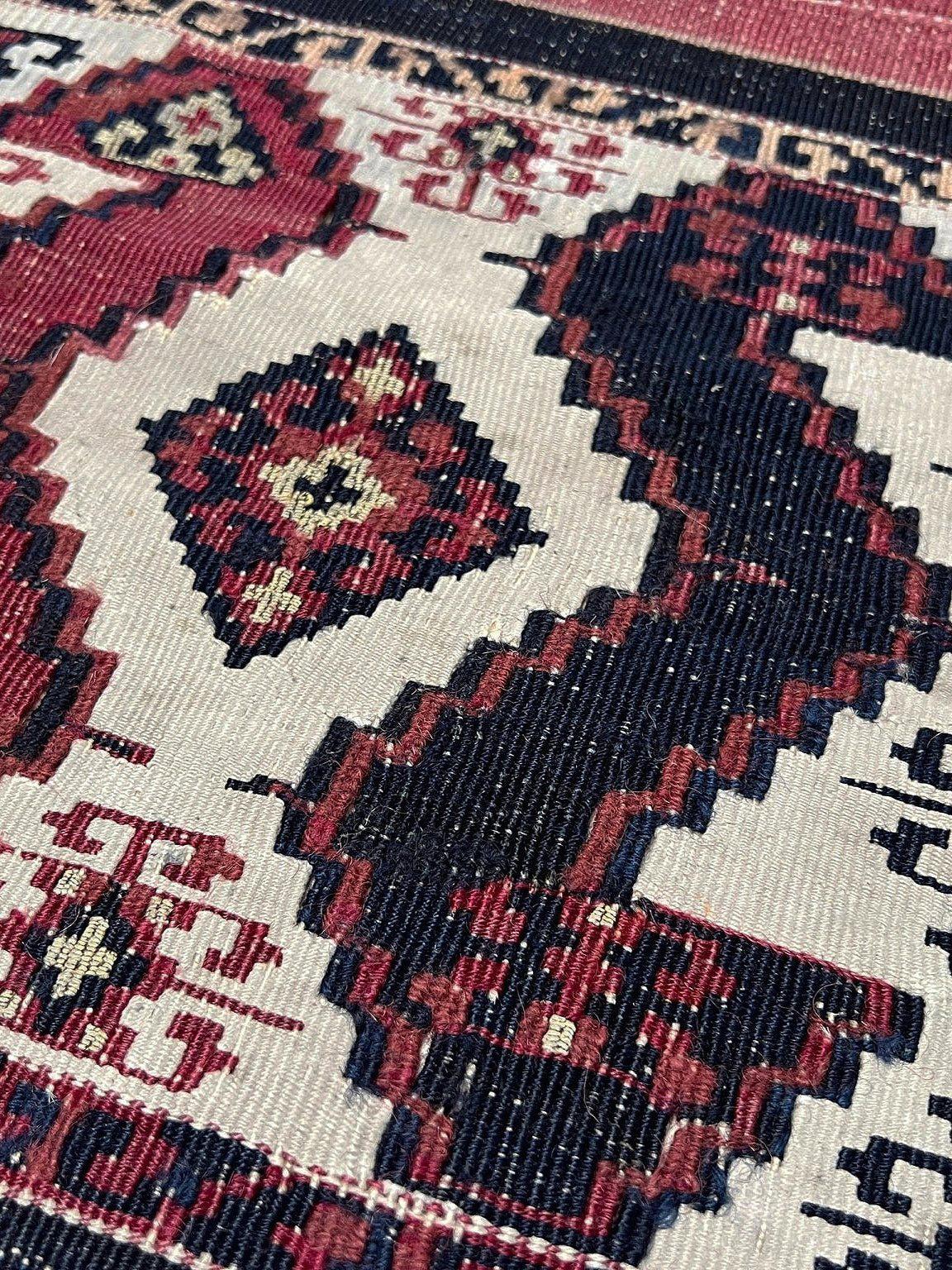 Questo kilim di Malatya, proveniente dalla Turchia orientale e tessuto negli anni '30, è un notevole esempio di tessitura dei primi villaggi anatolici. Realizzato interamente in lana filata a mano su una base di lana, presenta bande orizzontali