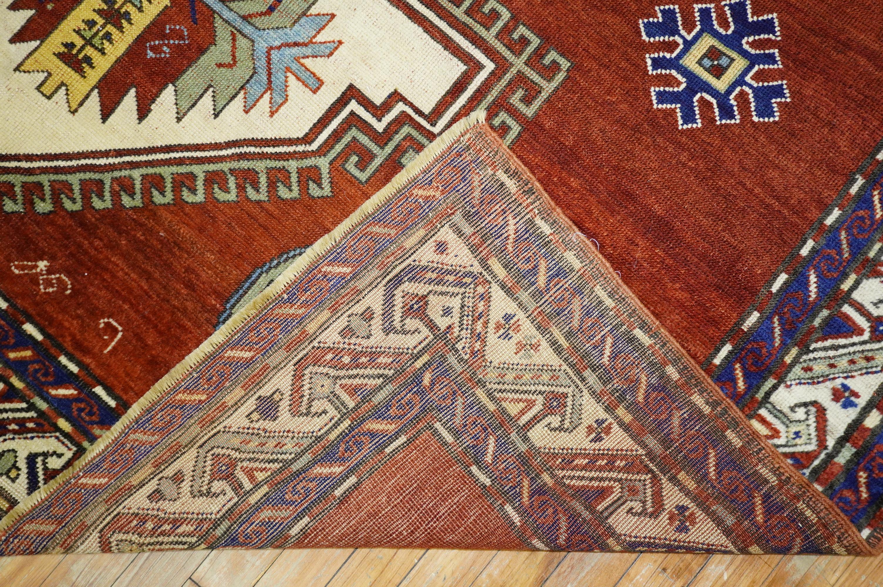Madder Red Armenianischer antiker Teppich, datiert 1940 im Angebot 1