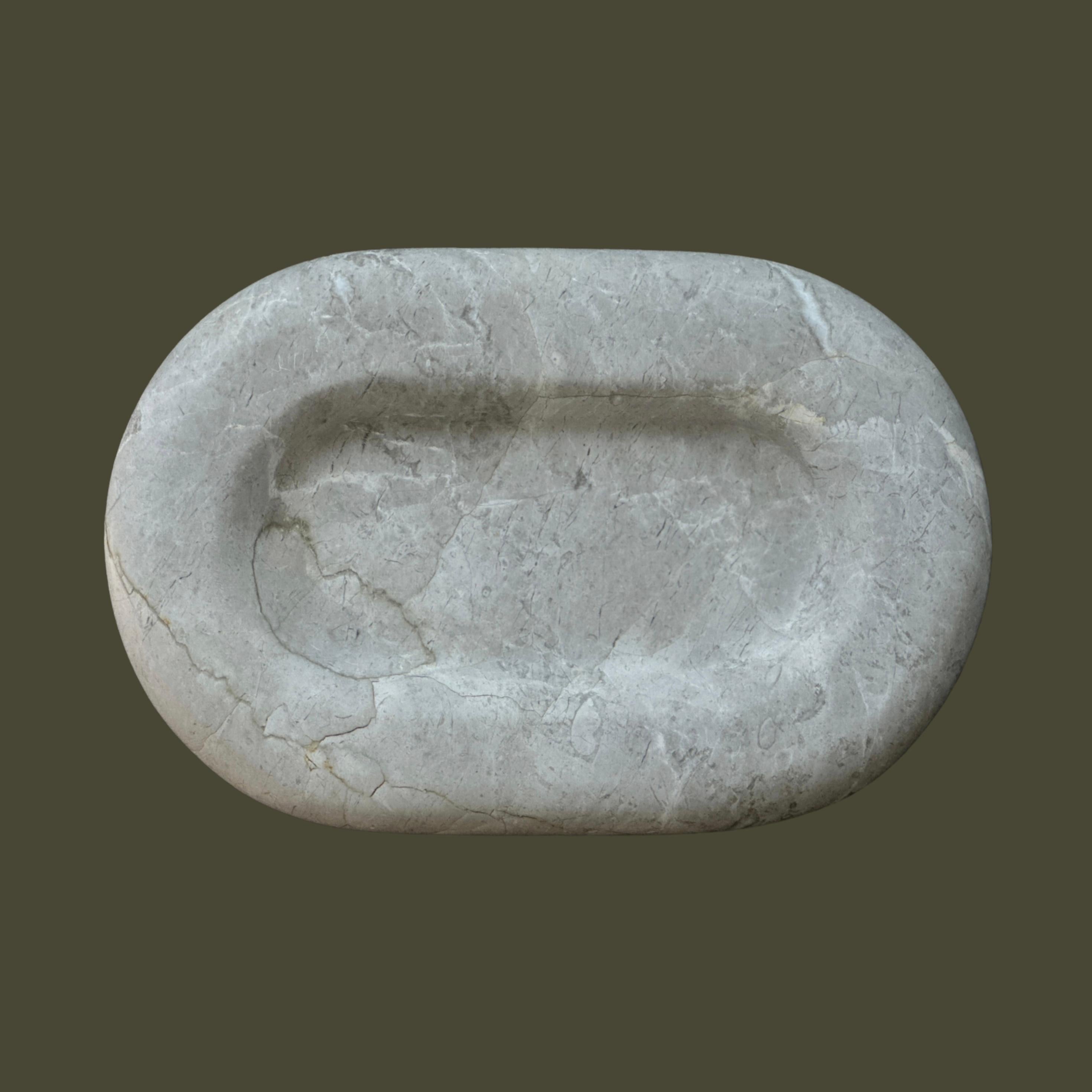 Maddi Catch: Puffed Border-Tablett aus Austernmarmor von Anastasio Home (Organische Moderne) im Angebot