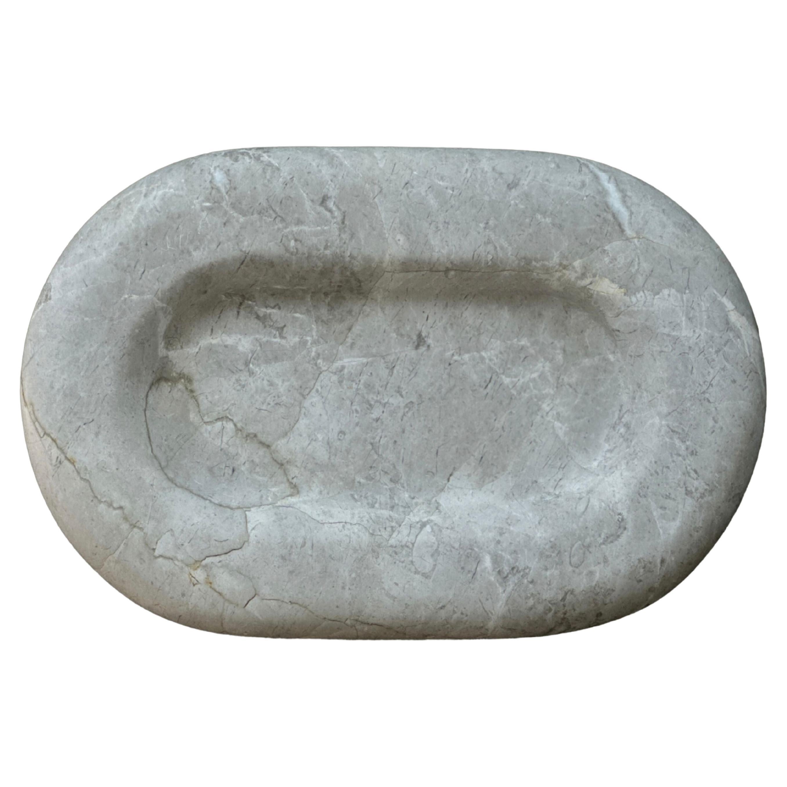 Maddi Catch: Puffed Border-Tablett aus Austernmarmor von Anastasio Home im Angebot