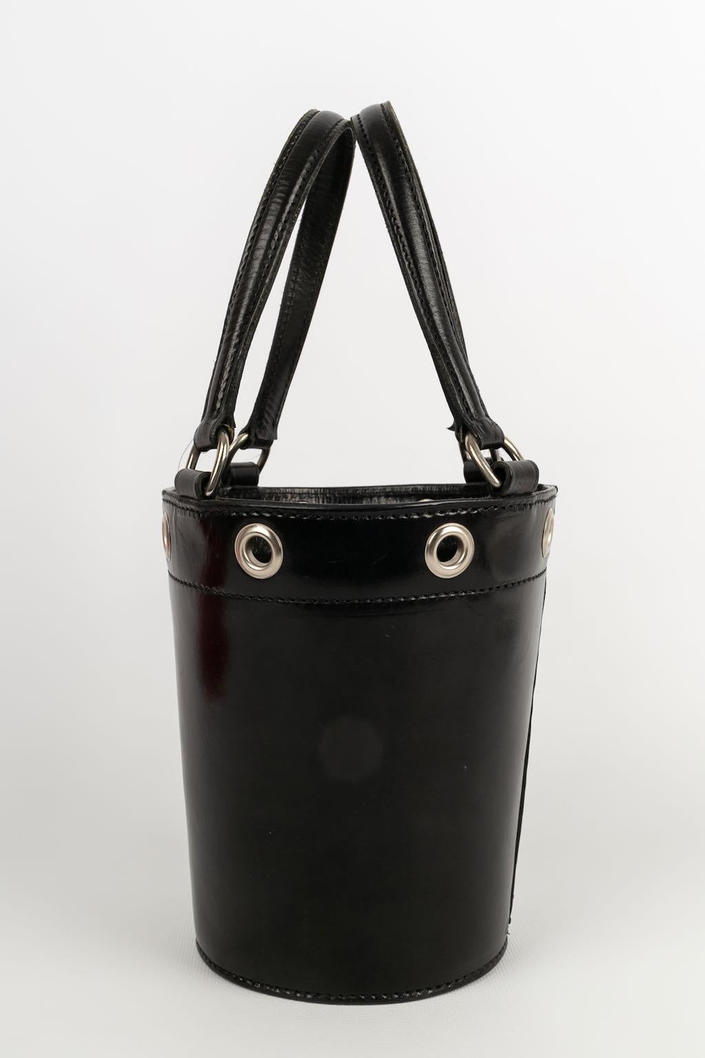 Maddlers Union -(Made in Italy) Black leather bucket bag with silver metal attributes.

Condition:
Very good condition

Dimensions:
Height: 18 cm - Depth: 12 cm - Handles: 36 cm

SKU: