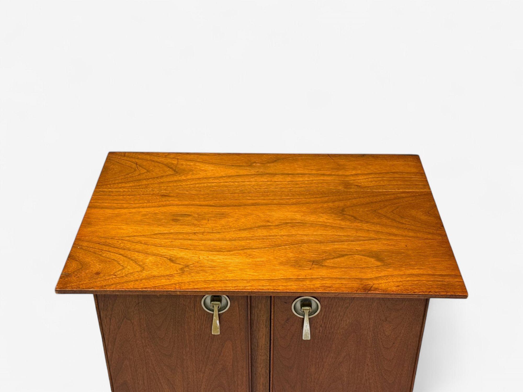 Maddox, Mid-Century Modern, Walnut, Stainless Steel, Nightstands, USA, 1960s For Sale 6