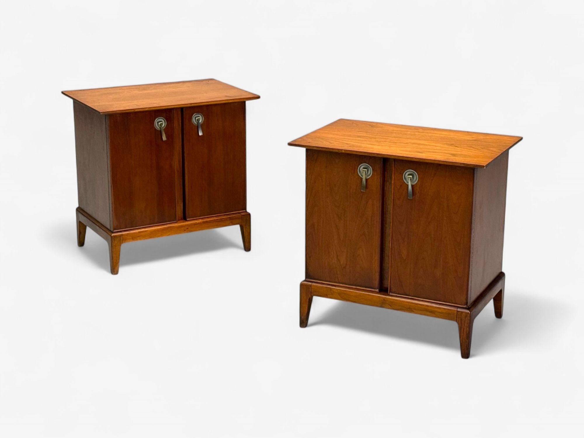 Maddox, Mid-Century Modern, Walnut, Stainless Steel, Nightstands, Bedside Tables, USA, 1960s

Pair of modernist nightstands or bedside tables designed and produced by Maddox Tables in the Untied States circa 1960s. Each example features a pair of