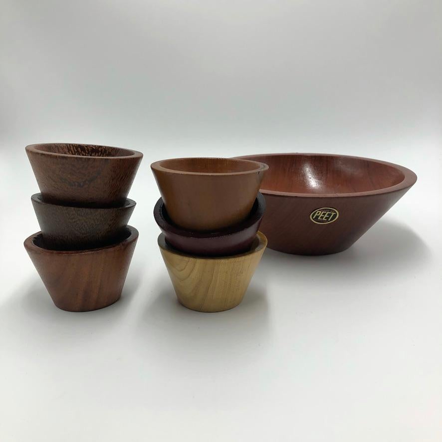 A beautiful set of hand carves bowl in all different kinds of wood. The set is from the famous Suriname artist PEET. This artist has a couple of his hand carved pieces in the national museum.
The set is good condition, looks like its hardly been