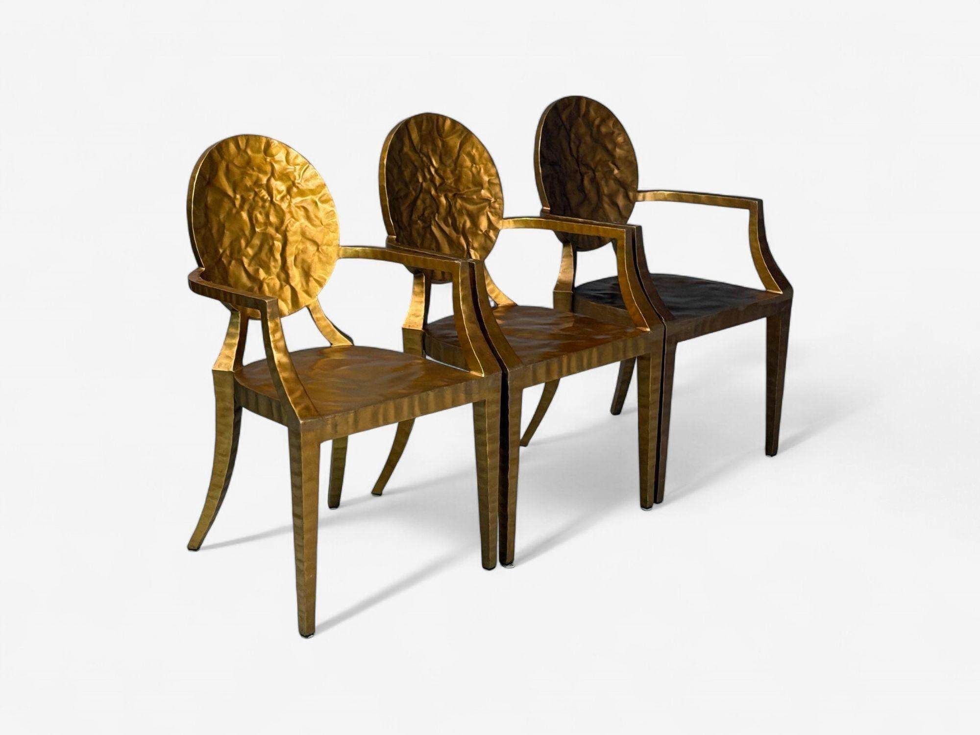 Made Goods, gehämmertes vergoldetes Eisen, sechs Daphne-Esszimmerstühle, Philippinen, 21. (Moderne) im Angebot