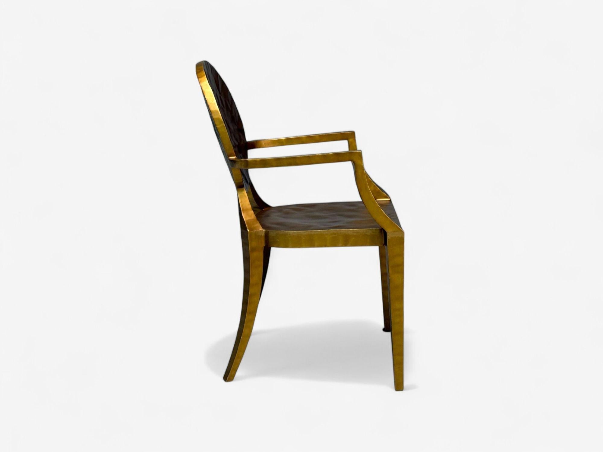 Made Goods, gehämmertes vergoldetes Eisen, sechs Daphne-Esszimmerstühle, Philippinen, 21. im Angebot 3