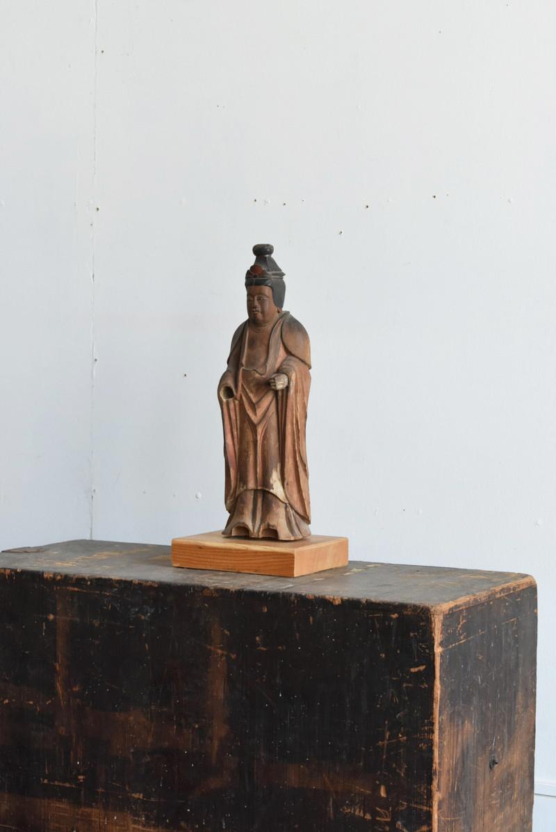 We have a unique Japanese aesthetic sense.
And only we can introduce unique items through our purchasing channels in Japan and the experience we have gained so far, in such a way that no one else can imitate.


It is a wood carving Buddha of