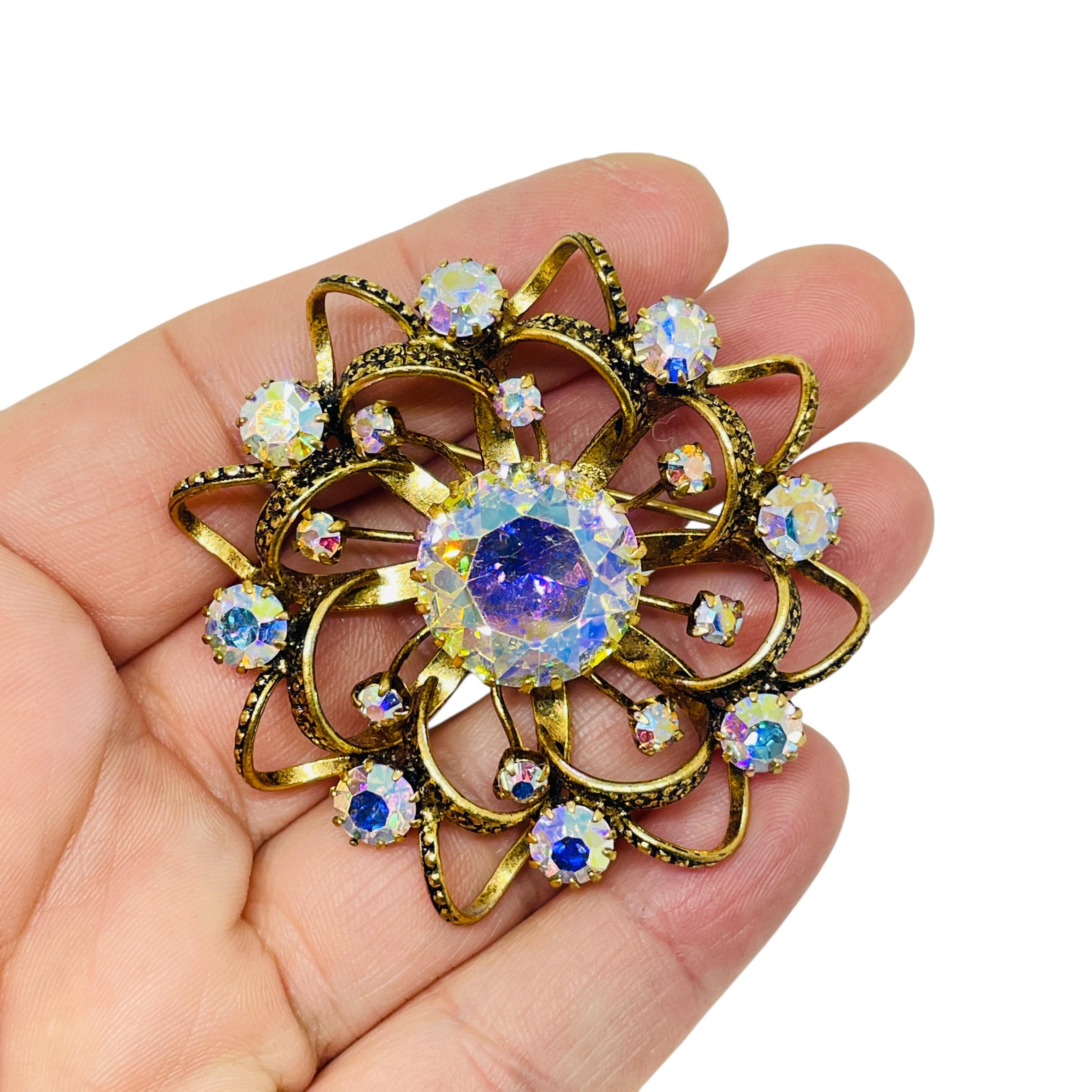 Donna MADE IN AUSTRIA firma le spille di design con strass in tono dorato in vendita
