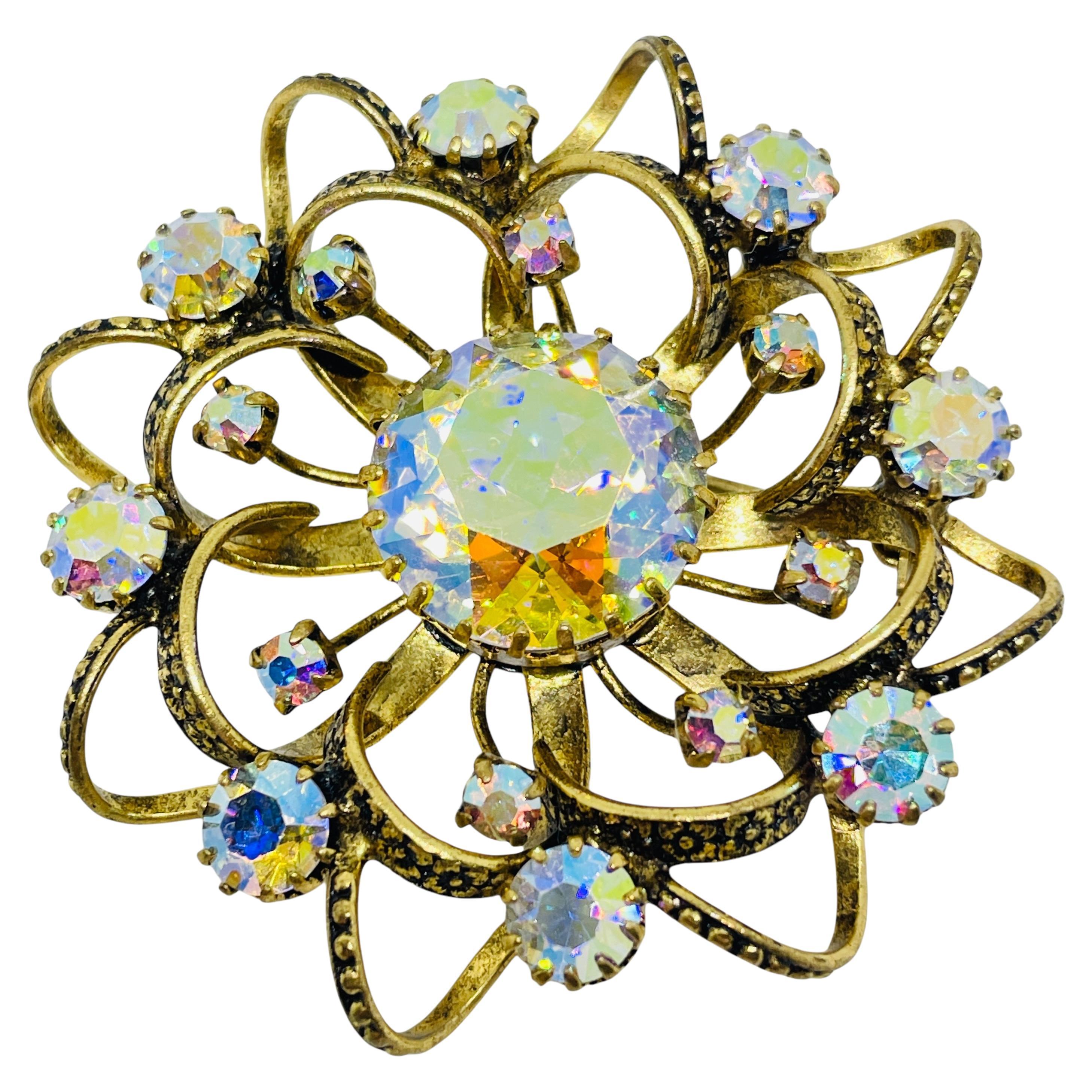 MADE IN AUSTRIA firma le spille di design con strass in tono dorato in vendita