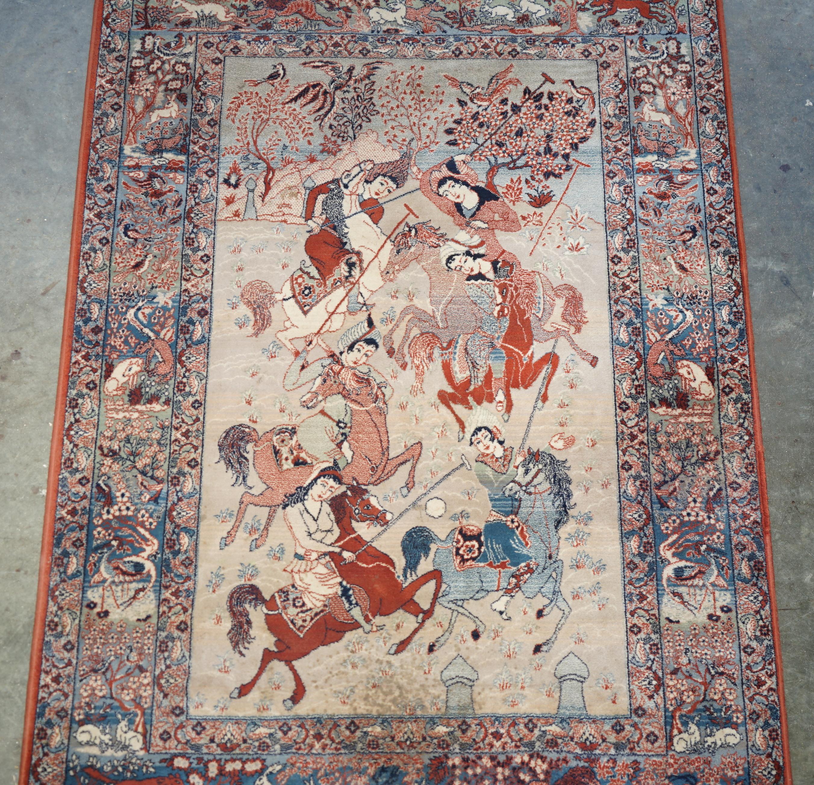 Royal House Antiques

Royal House Antiques freut sich, diesen schönen, in Belgien hergestellten Louis De Poortere Muskabad-Teppich zum Verkauf anbieten zu können, auf dem indische Menschen beim englischen Polospiel abgebildet sind.

Bitte beachten