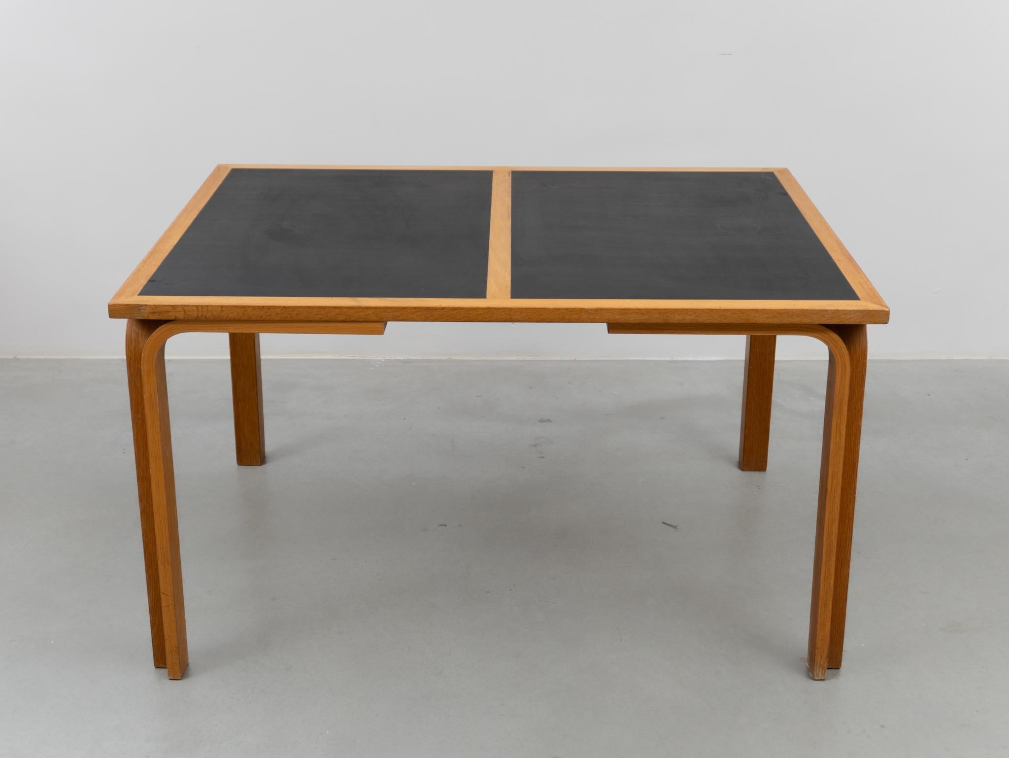 Magnifique table de salle à manger en hêtre massif avec plateau en linoléum noir par Beeche et Sorensen pour Magnus Olesen, années 1970. Table de salle à manger danoise de forme rectangulaire, avec des pieds courbés en bois massif et un plateau en