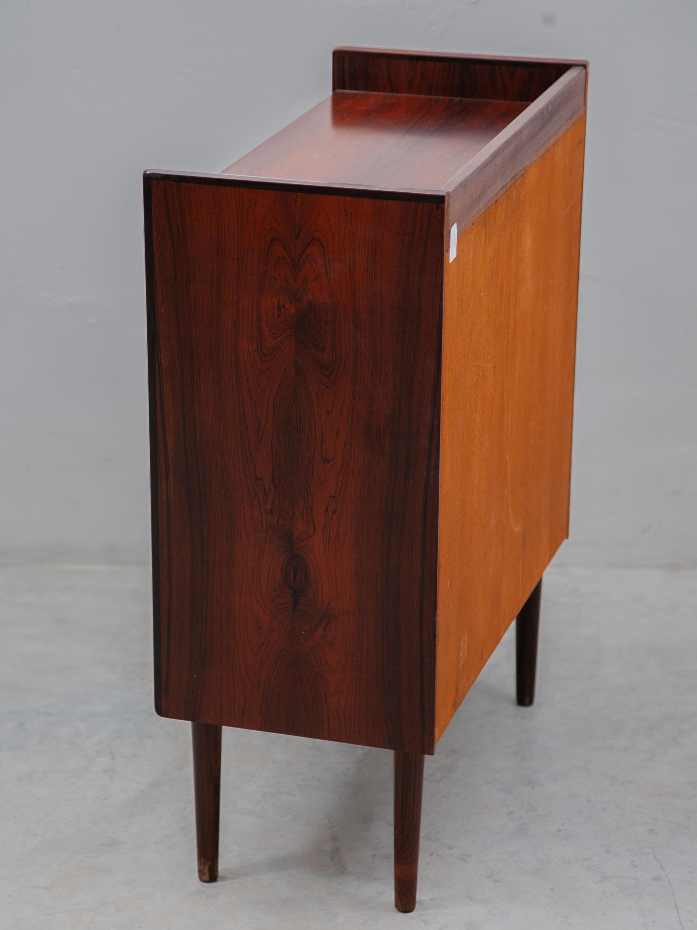 Legno Piccola cassettiera a cinque cassetti Made in Denmark, anni '60 in vendita