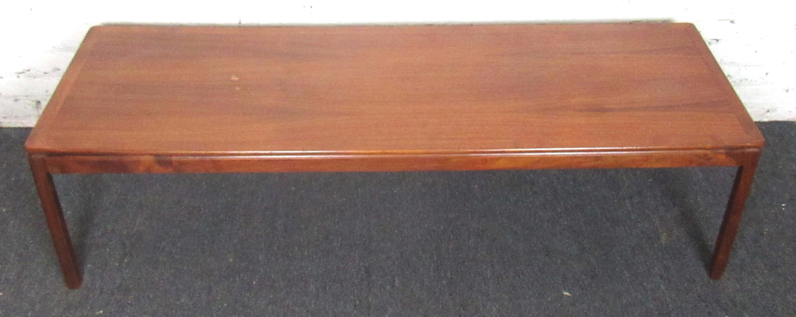 Magnifique table basse moderne vintage en teck. Fabriqué au Danemark par Tarm Stole (voir photo du timbre).

Veuillez confirmer la localisation de l'article (NY ou NJ).