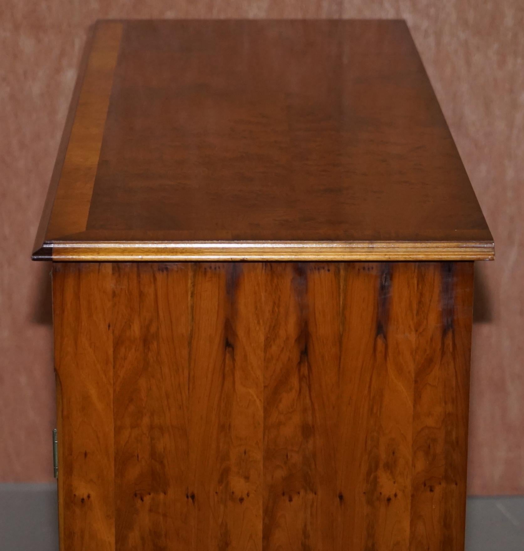 Made in England Craft Furniture Ronce de bois d'if Buffet à trois tiroirs Armoire en vente 7
