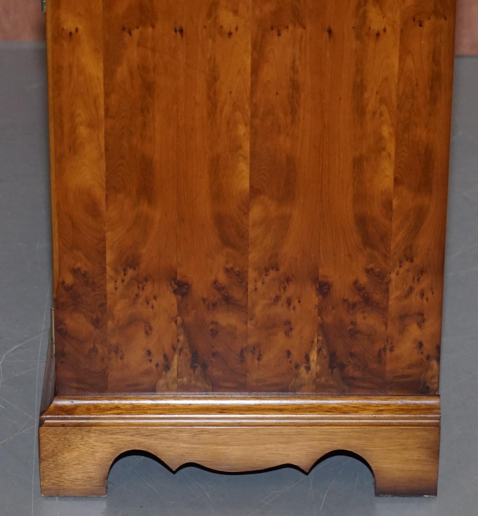 Made in England Craft Furniture Ronce de bois d'if Buffet à trois tiroirs Armoire en vente 8