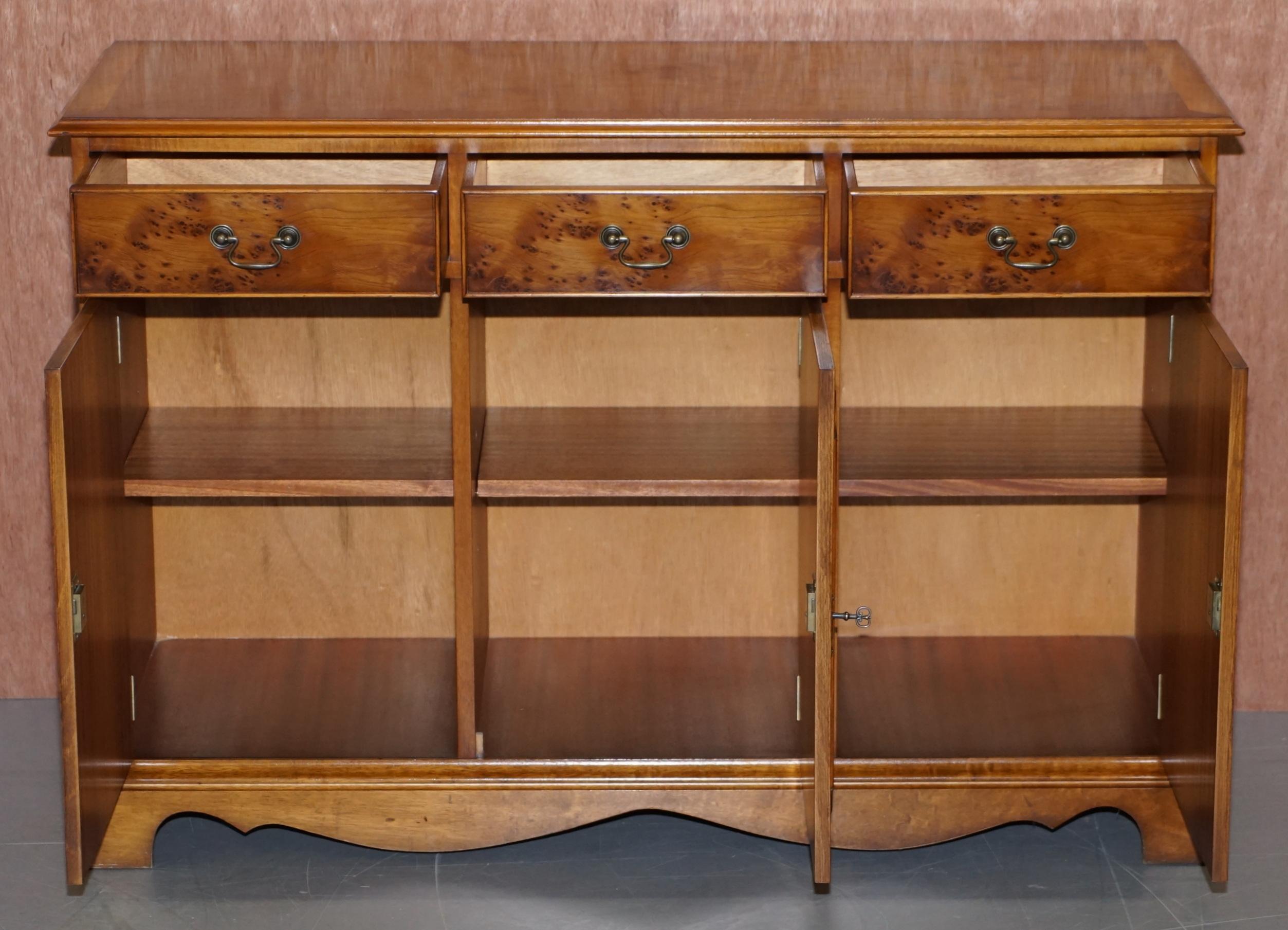 Made in England Craft Furniture Ronce de bois d'if Buffet à trois tiroirs Armoire en vente 9