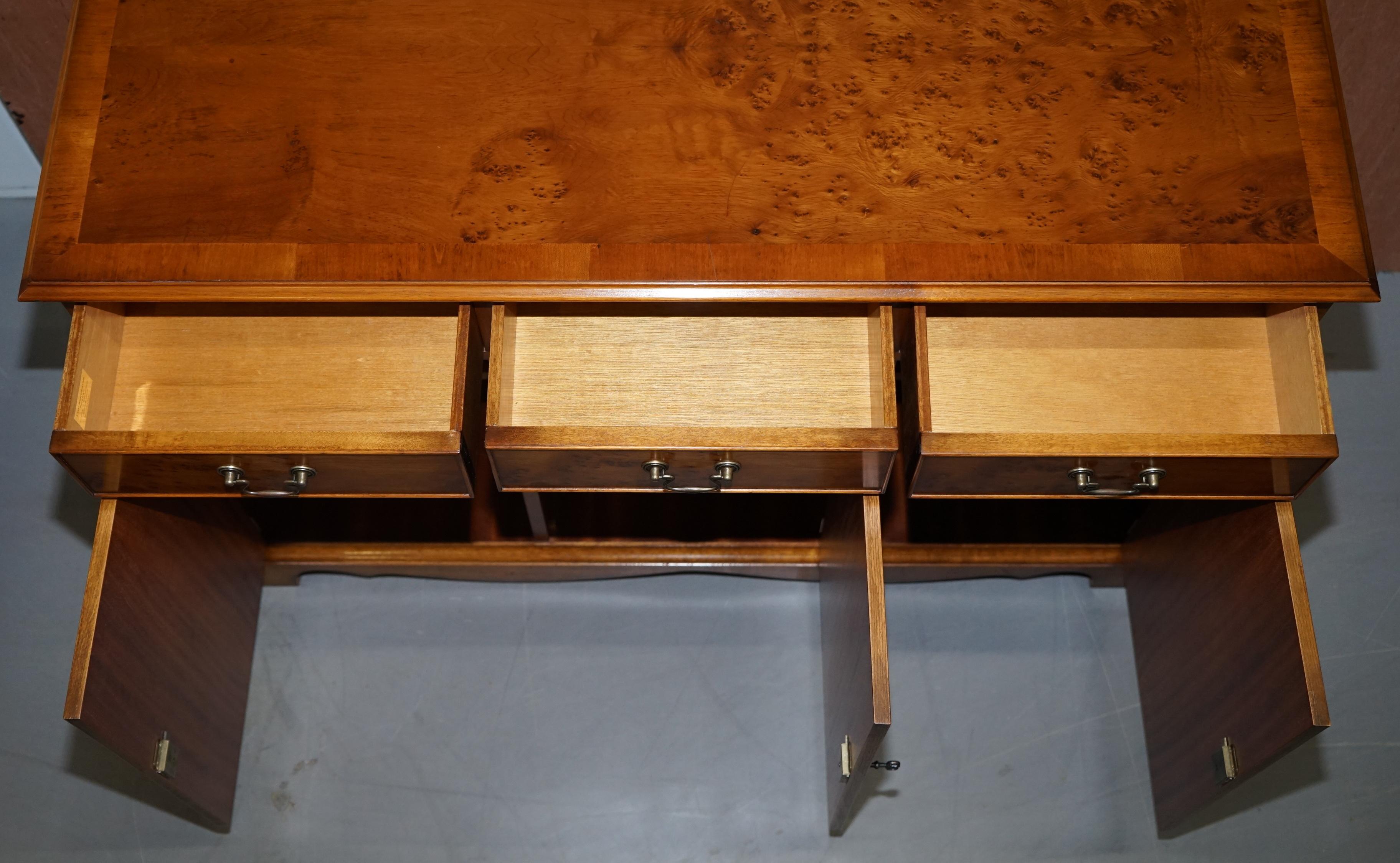 Made in England Craft Furniture Ronce de bois d'if Buffet à trois tiroirs Armoire en vente 10