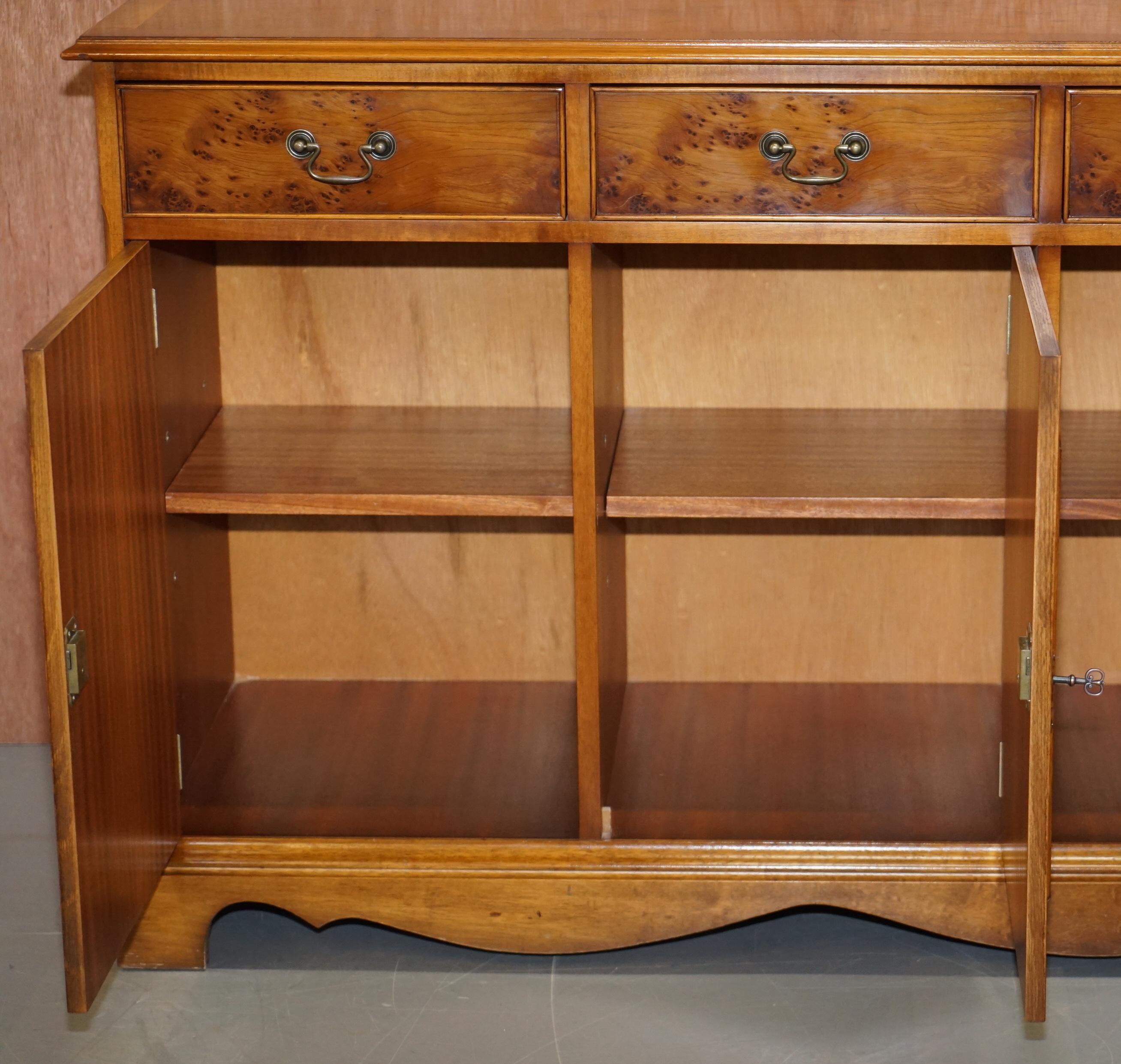 Made in England Craft Furniture Ronce de bois d'if Buffet à trois tiroirs Armoire en vente 12