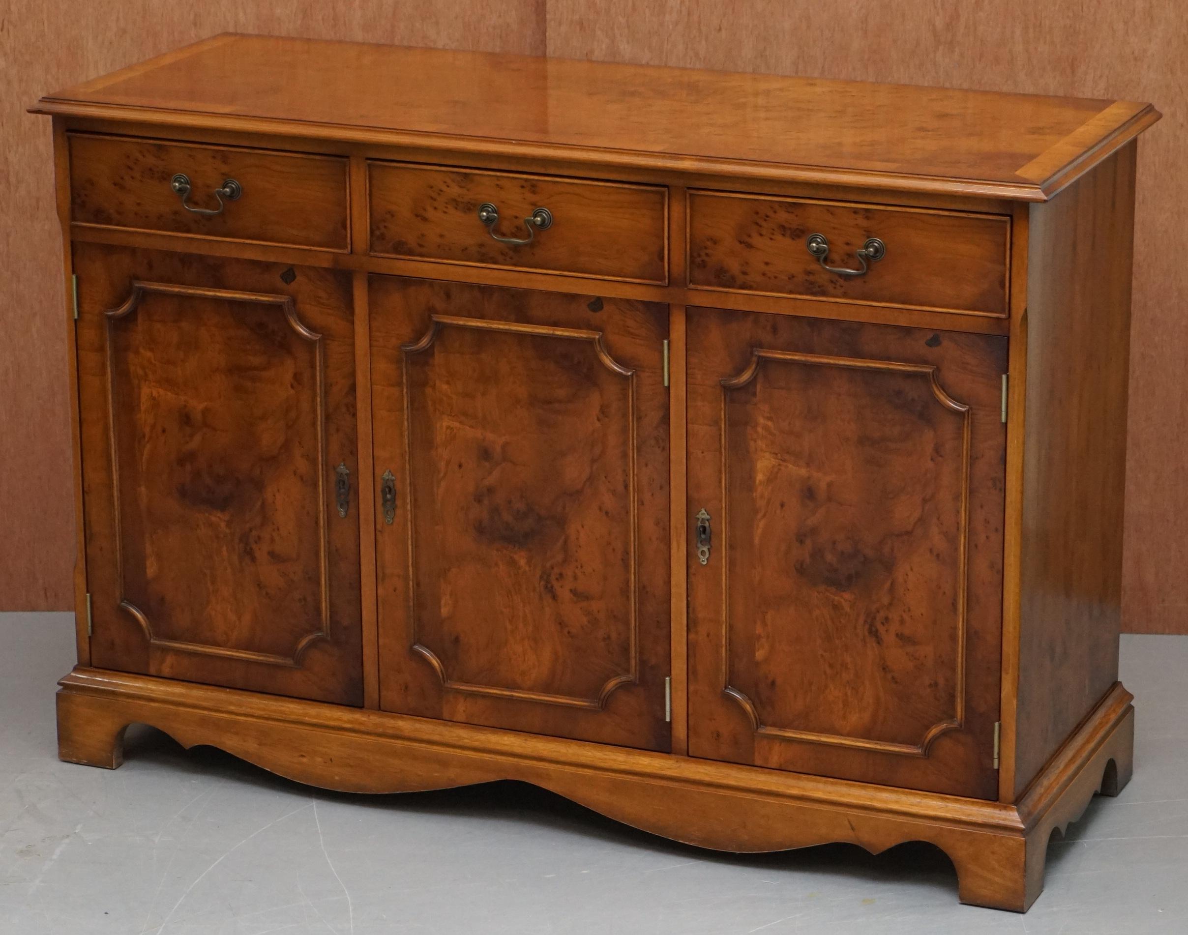 Moderne Made in England Craft Furniture Ronce de bois d'if Buffet à trois tiroirs Armoire en vente