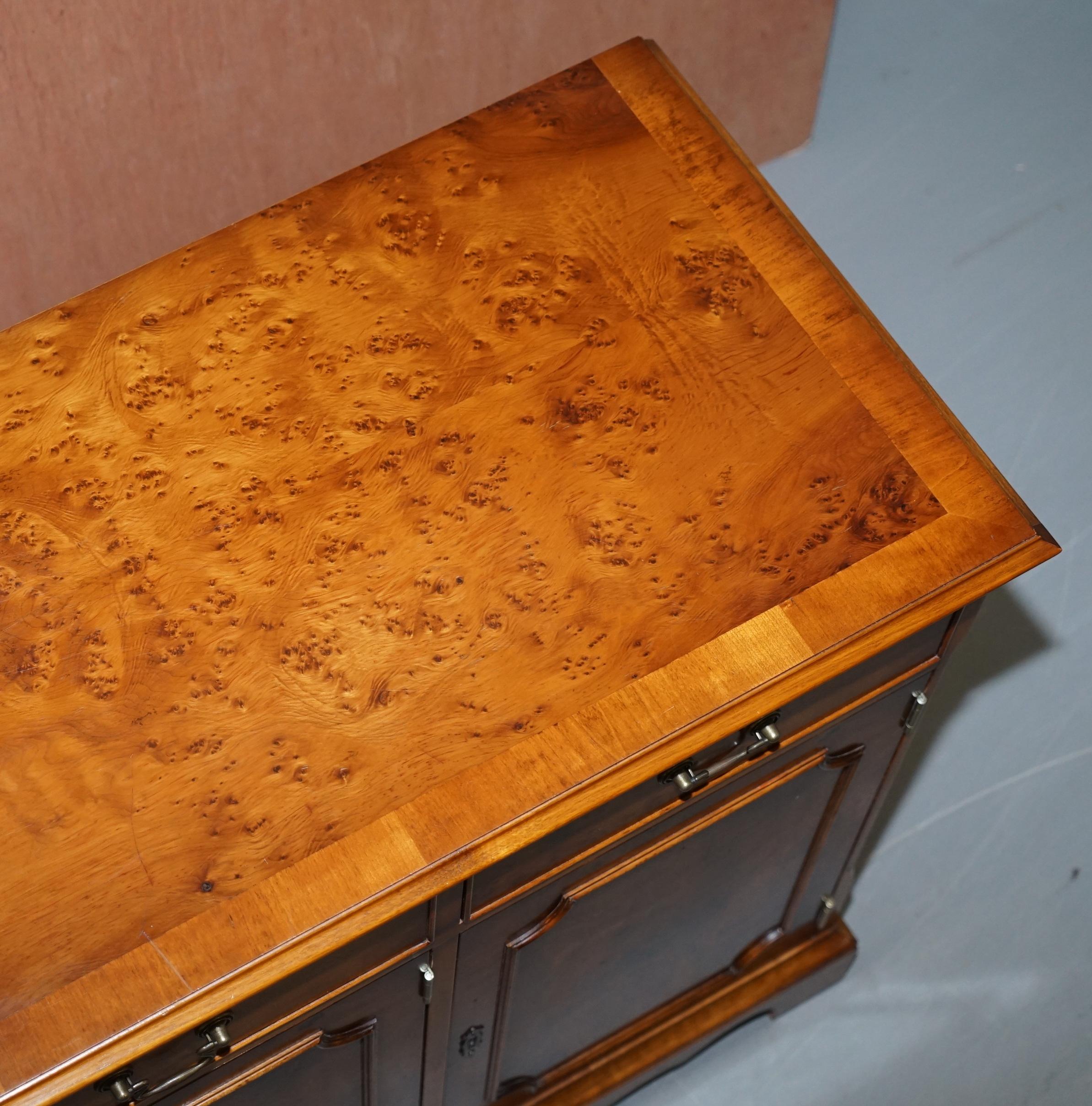 Fait main Made in England Craft Furniture Ronce de bois d'if Buffet à trois tiroirs Armoire en vente