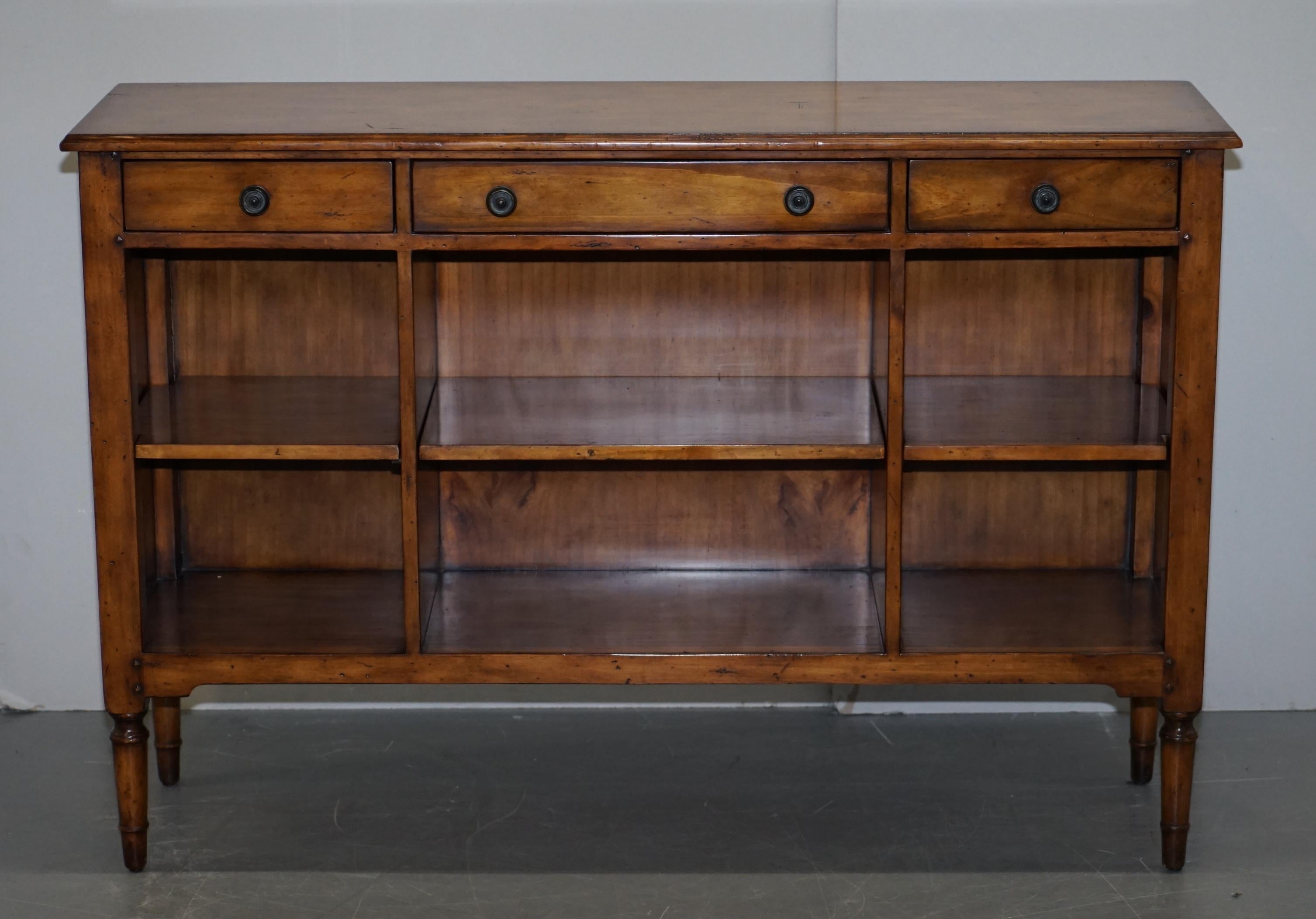We are delighted to offer for sale this very well made Multiyork solid English oak sideboard bookcase with drawers

A very good looking and well made piece, it has two medium and one large drawers and four medium and two large shelves. The shelves