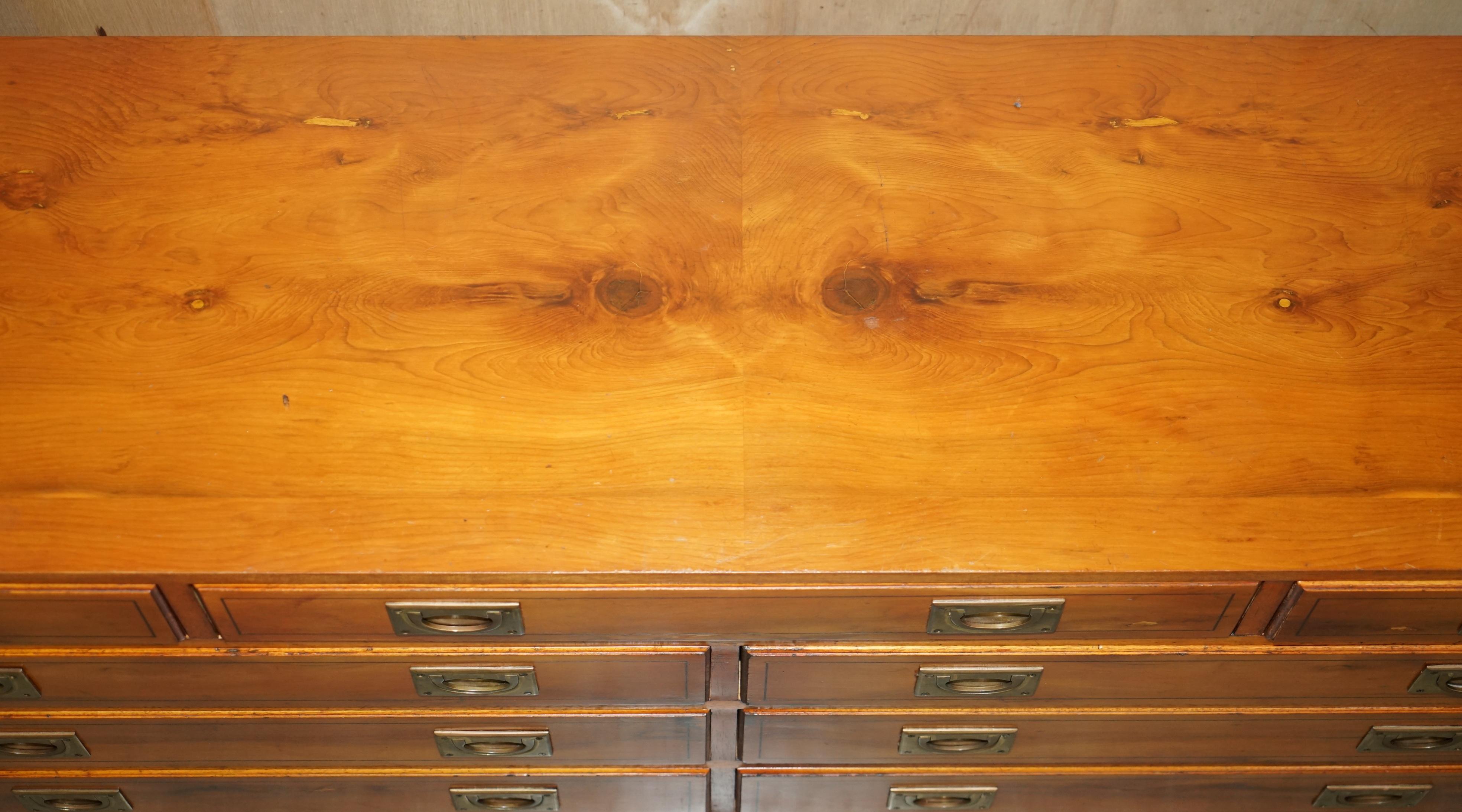 20ième siècle MADE IN ENGLAND ViNTAGE BURR YEW MILITARY CAMPAIGN TABLETTE DE TACHES en vente