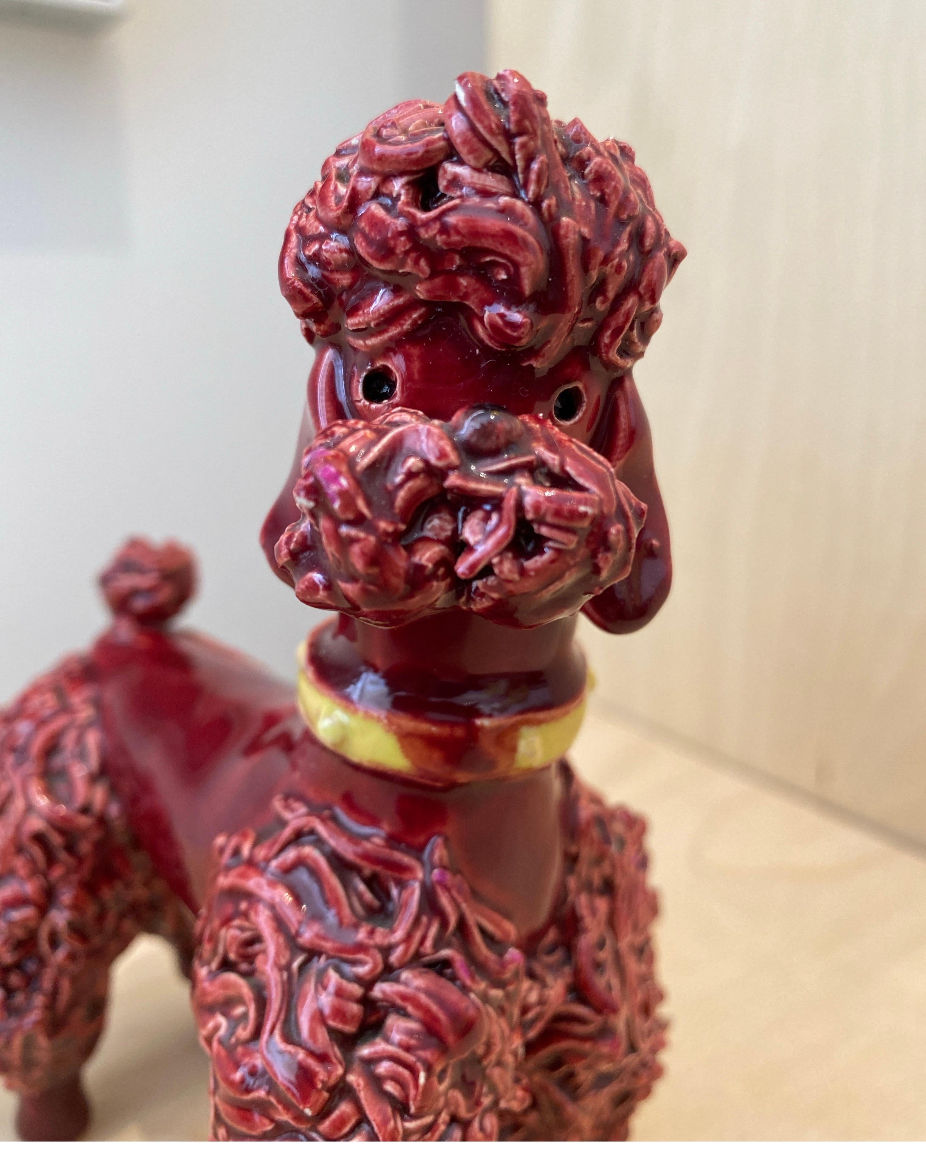 Made in France Spaghetti Poodle Maroon con collare giallo 1950s 1960s in vendita 2